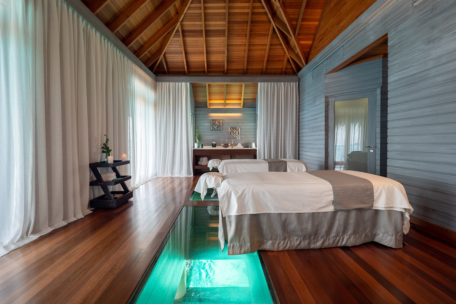 Spa Behandlungsraum mit zwei Massageliegen