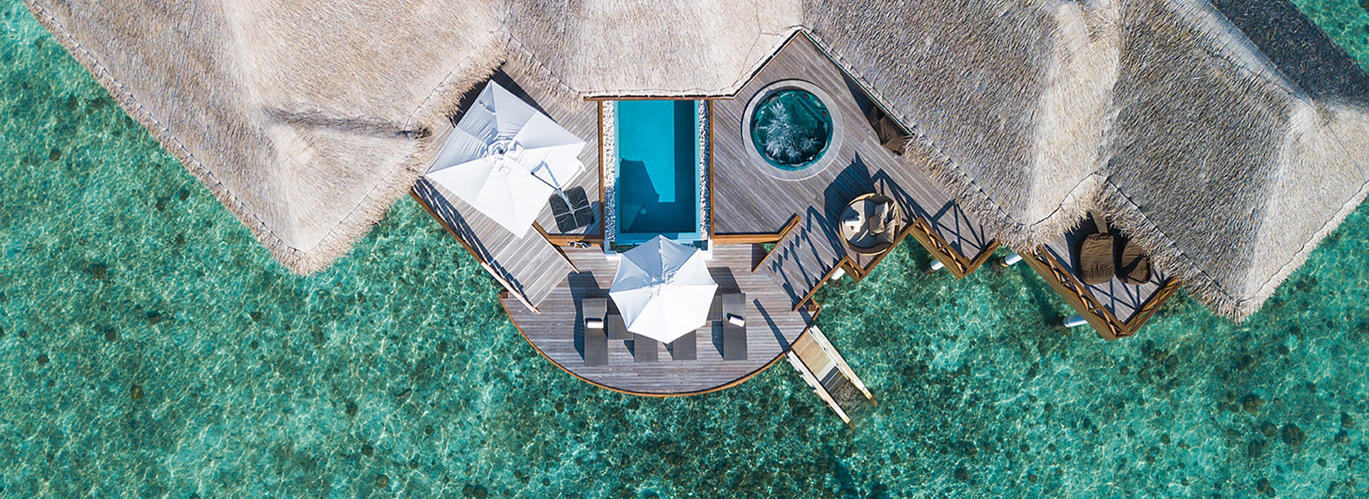 Grosse Wasservilla über Lagune von oben