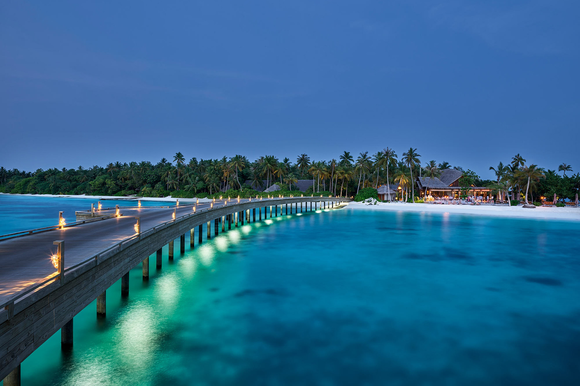 Wassersteg führt auf palmenbewachsene Insel