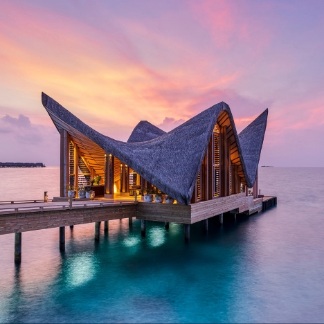 Gebäude auf Stelzen im Indischen Ozean