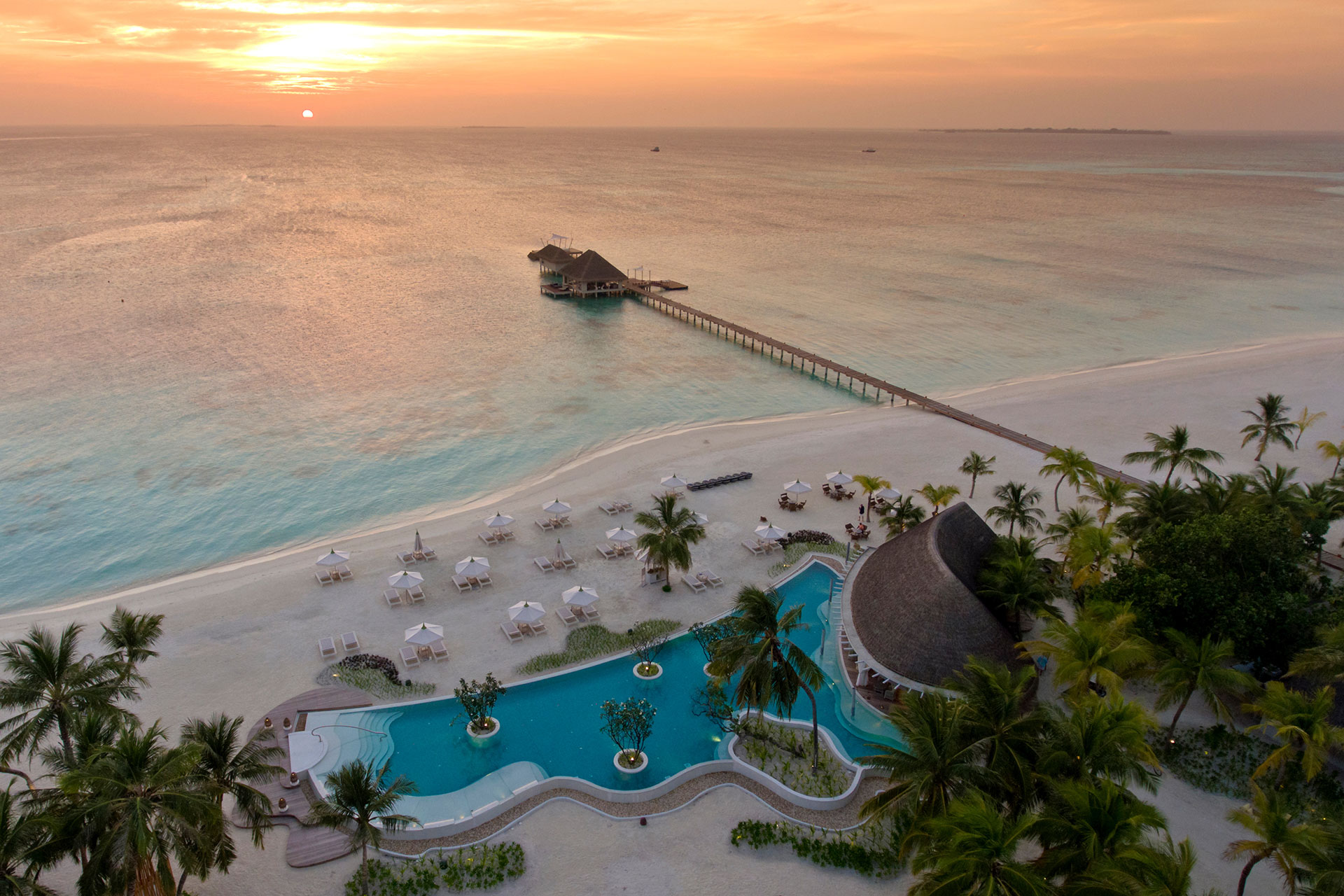 Sonnenuntergang vor maledivischer Insel