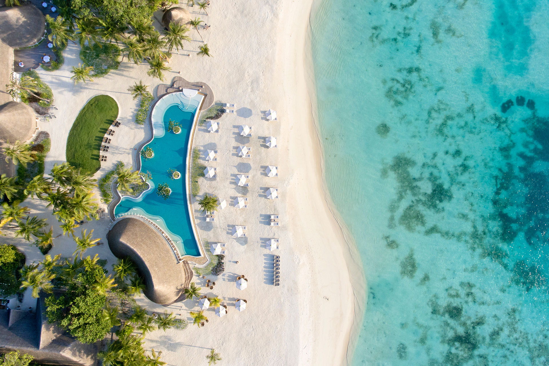 Strandabschnitt mit Pool aus Vogelperspektive