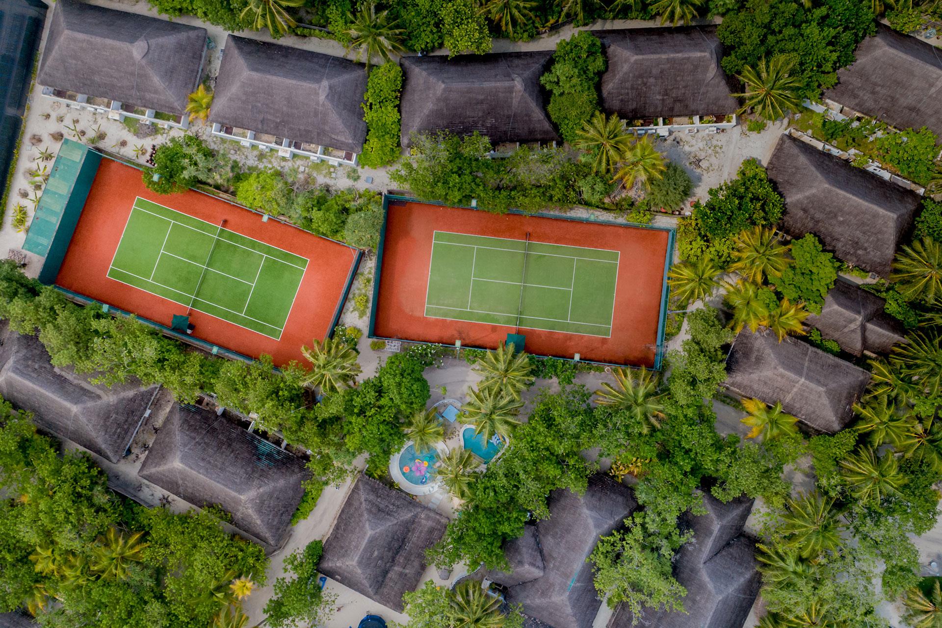 Luftaufnahmen zweier Tennisplätze von oben