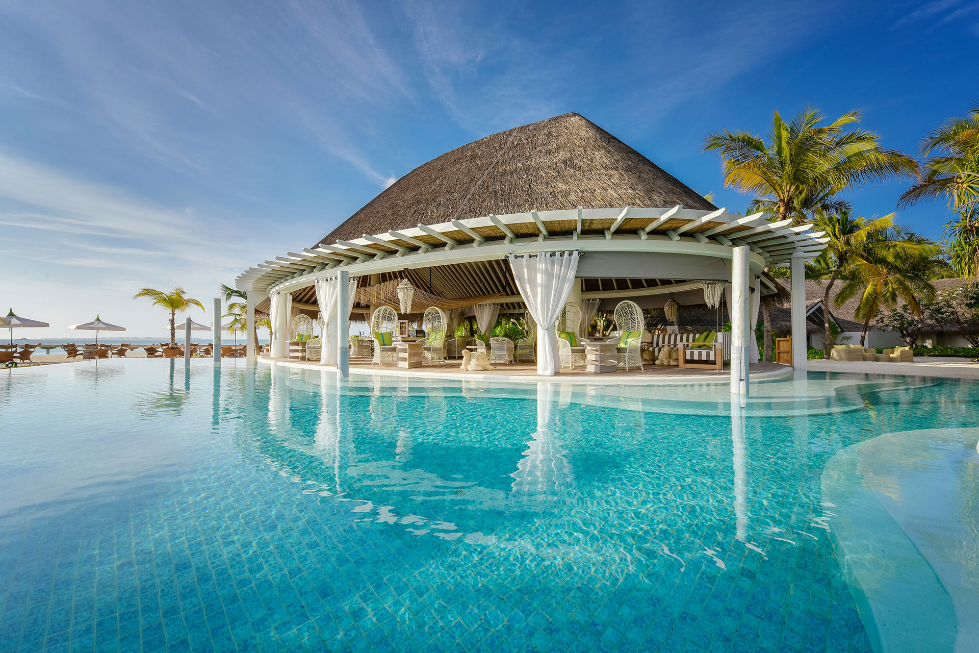 Restaurant hinter großer Poollandschaft