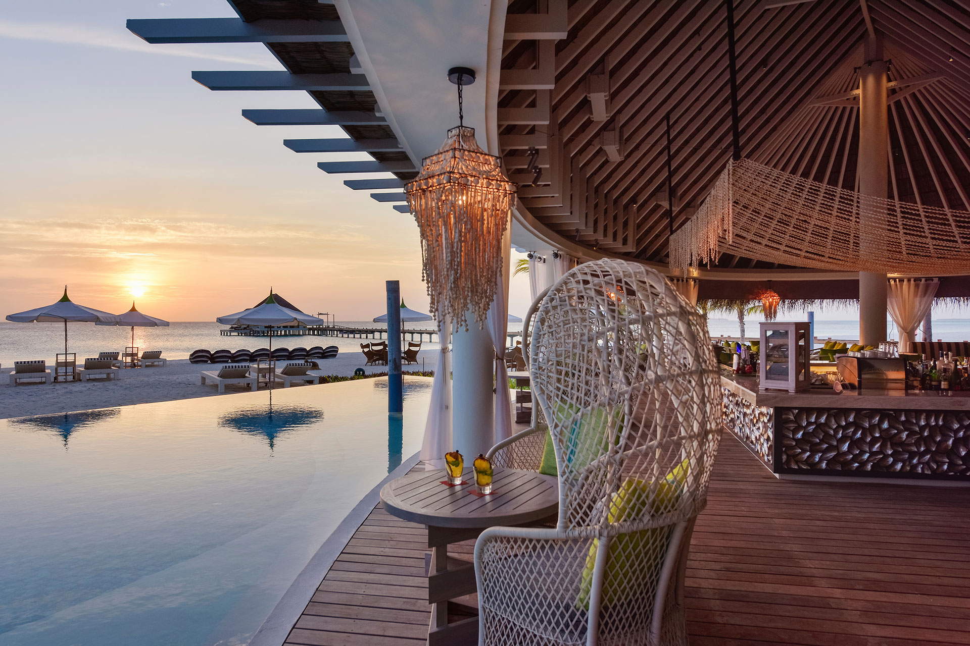 Sonnenuntergang vor einer Strandbar