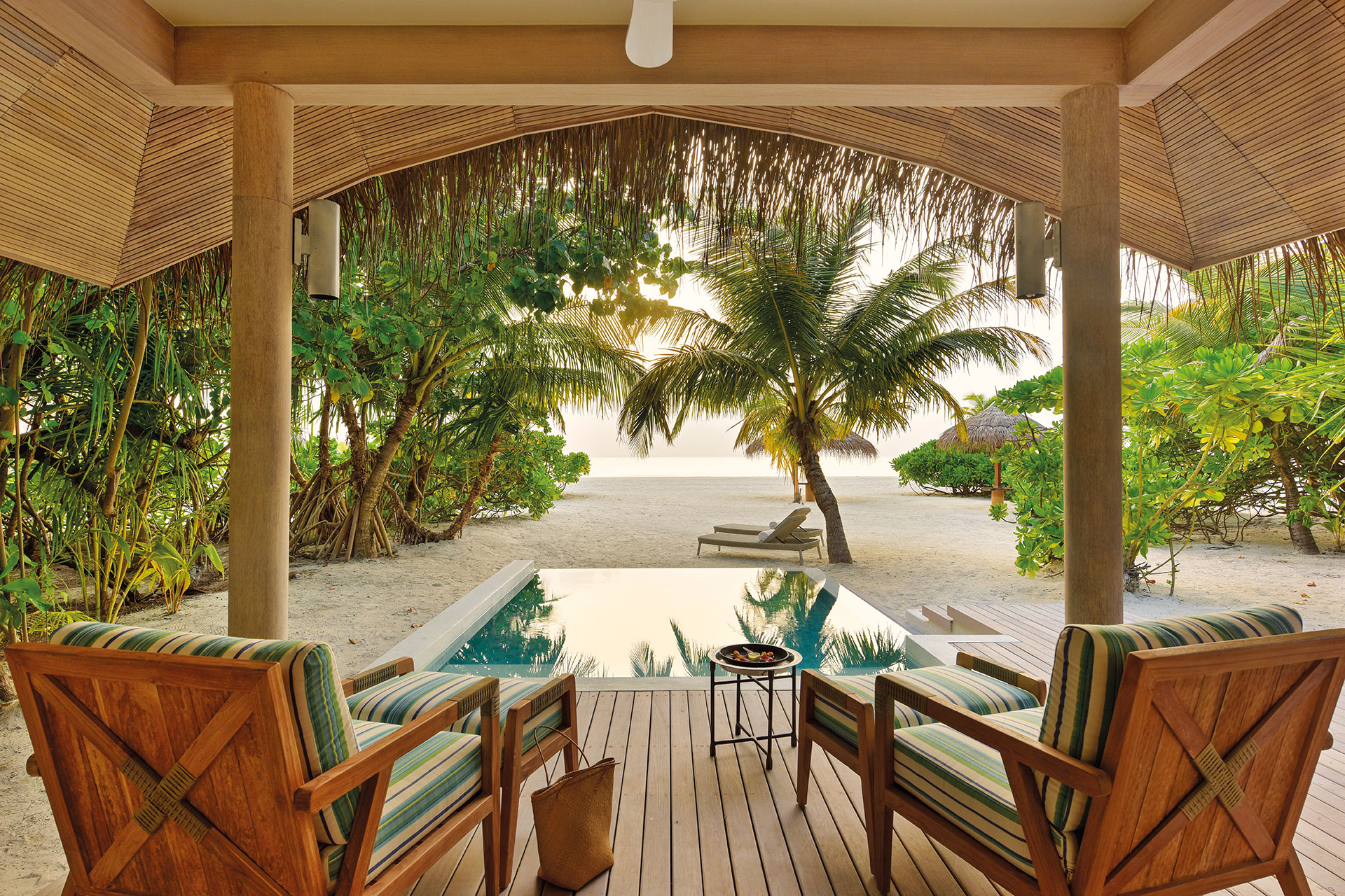 Überdachte Sitzplätze vor Villa Pool