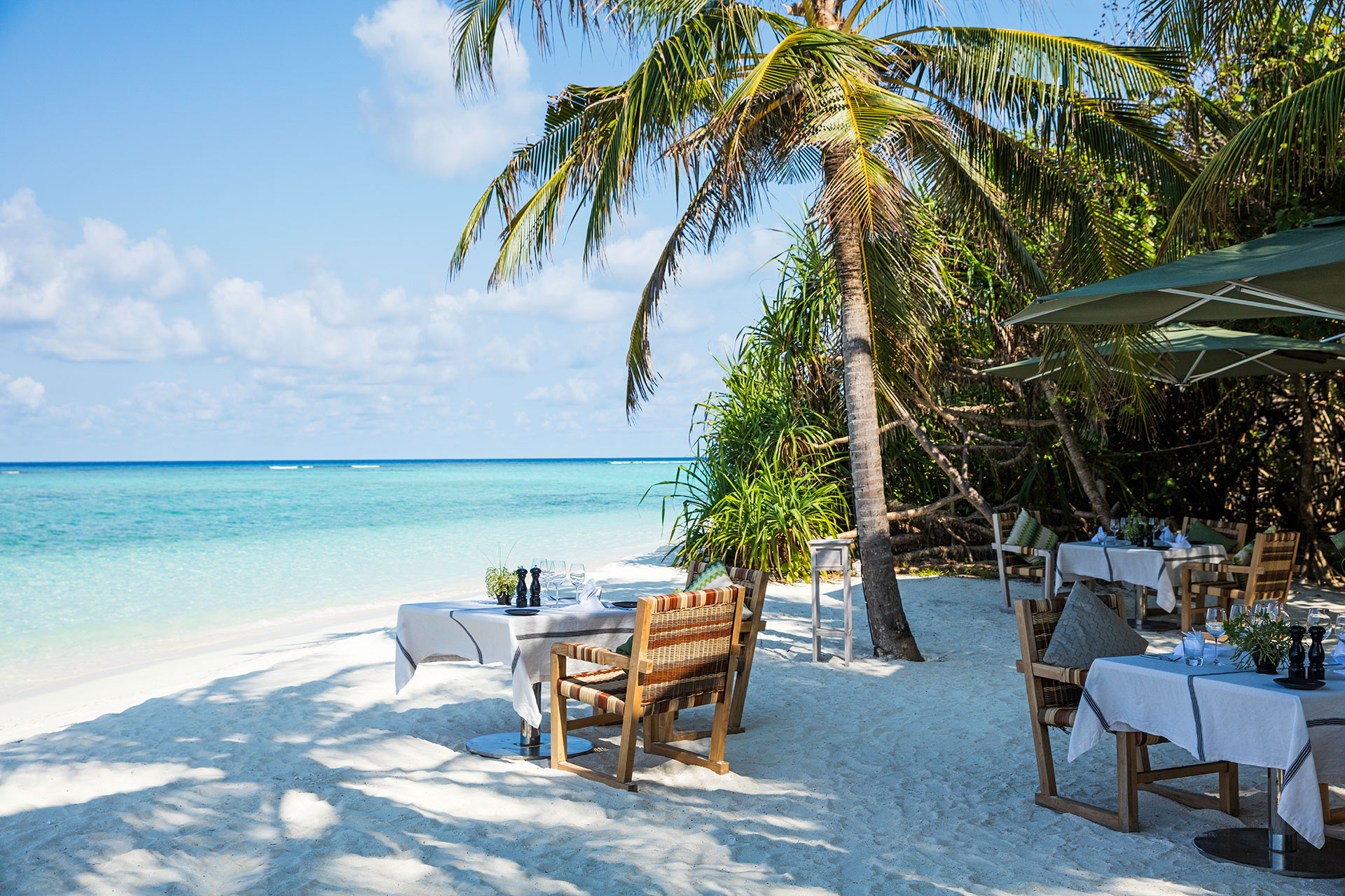 Gedeckter Tisch am Strand
