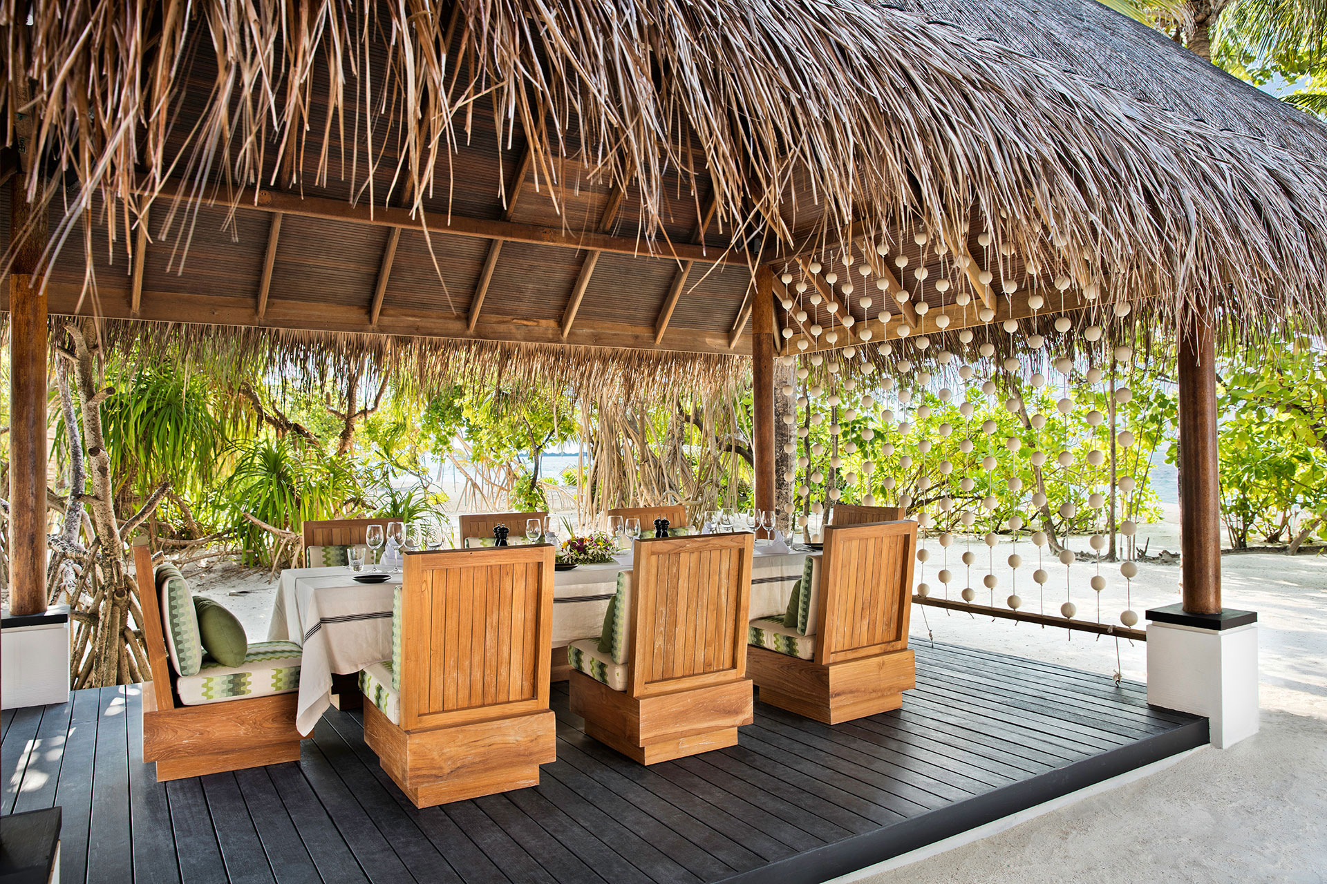 Gedeckter Tisch auf überdachter Terrasse