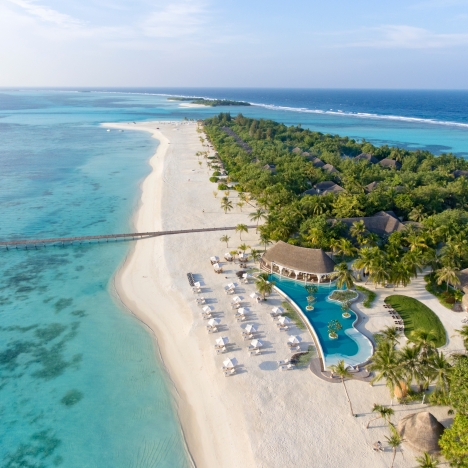 Langer Sandstrand maledivischer Insel von oben