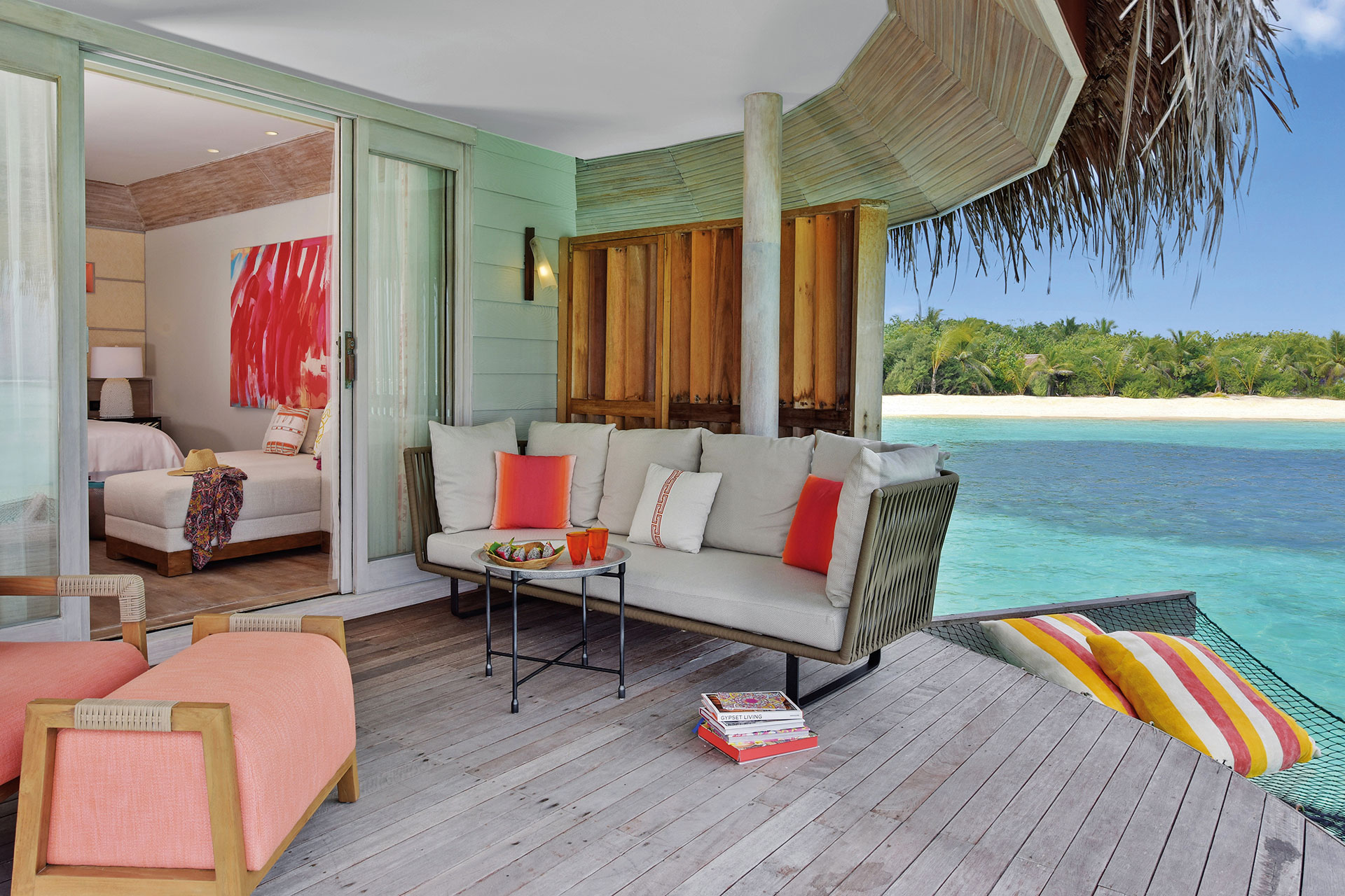 Sitzbereich auf Terrasse einer Wasservilla