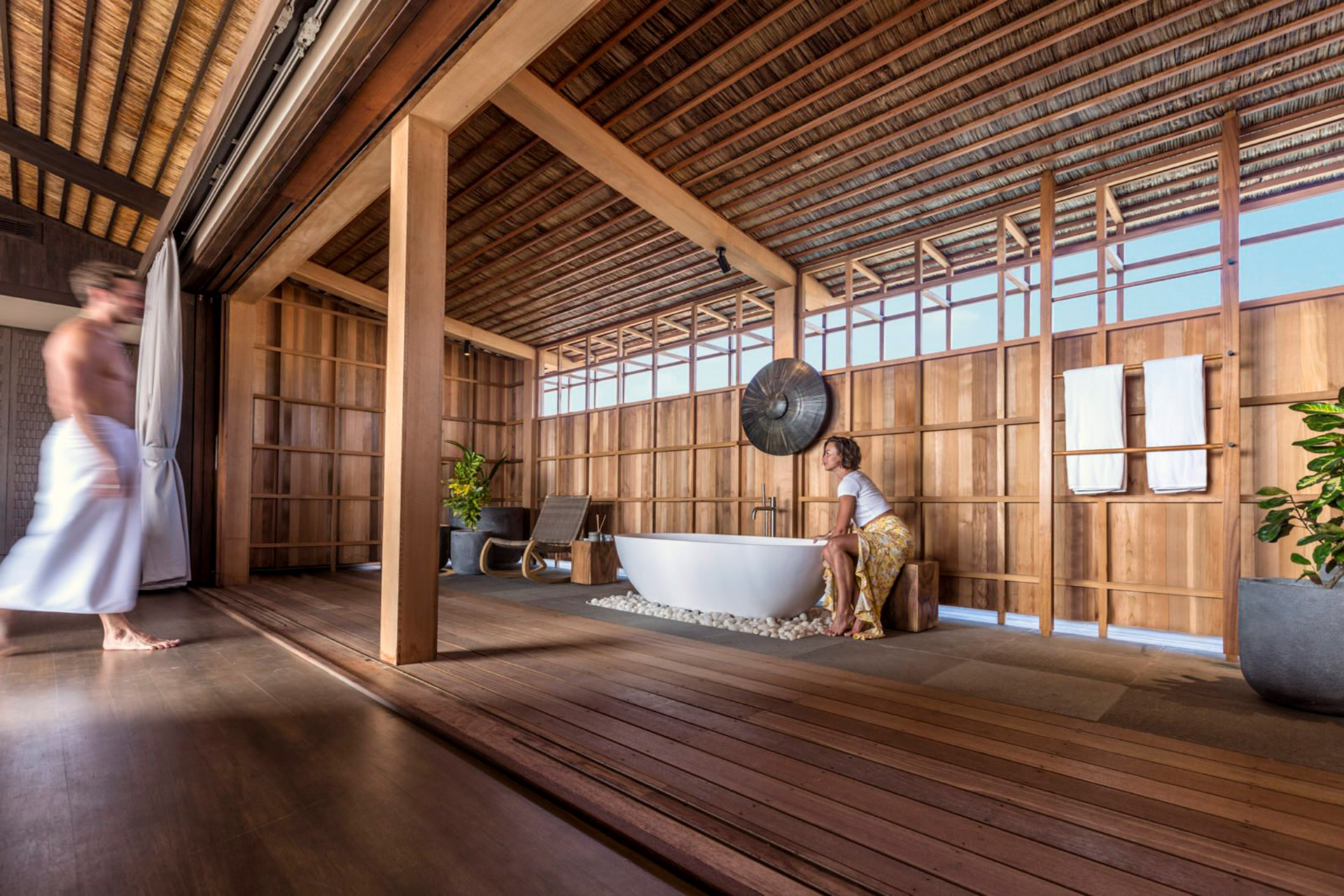 Offenes Badezimmer mit Wanne