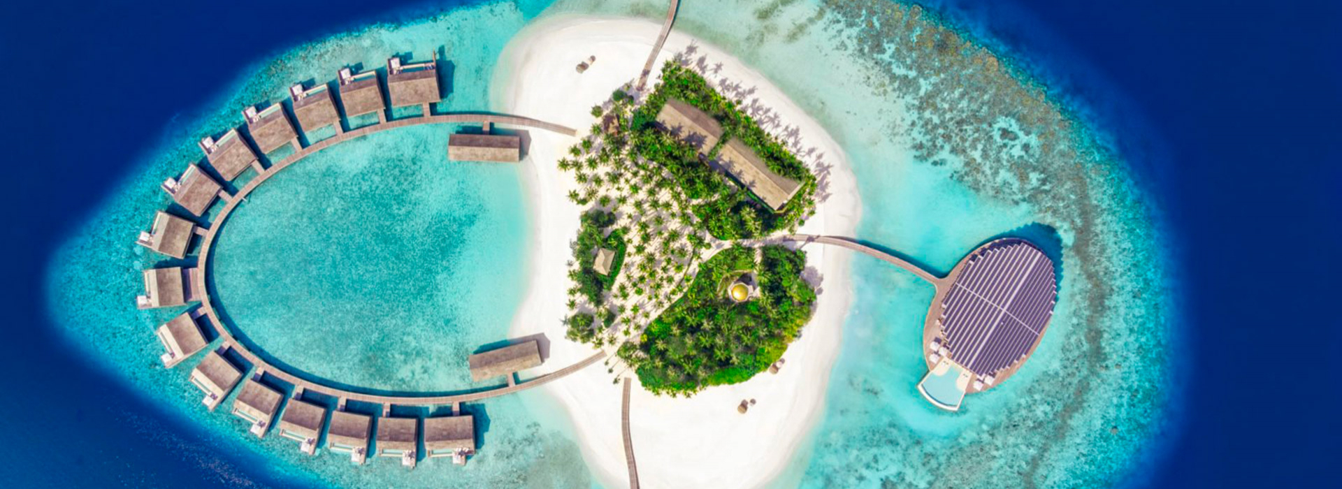 Blick von oben auf kleine Insel