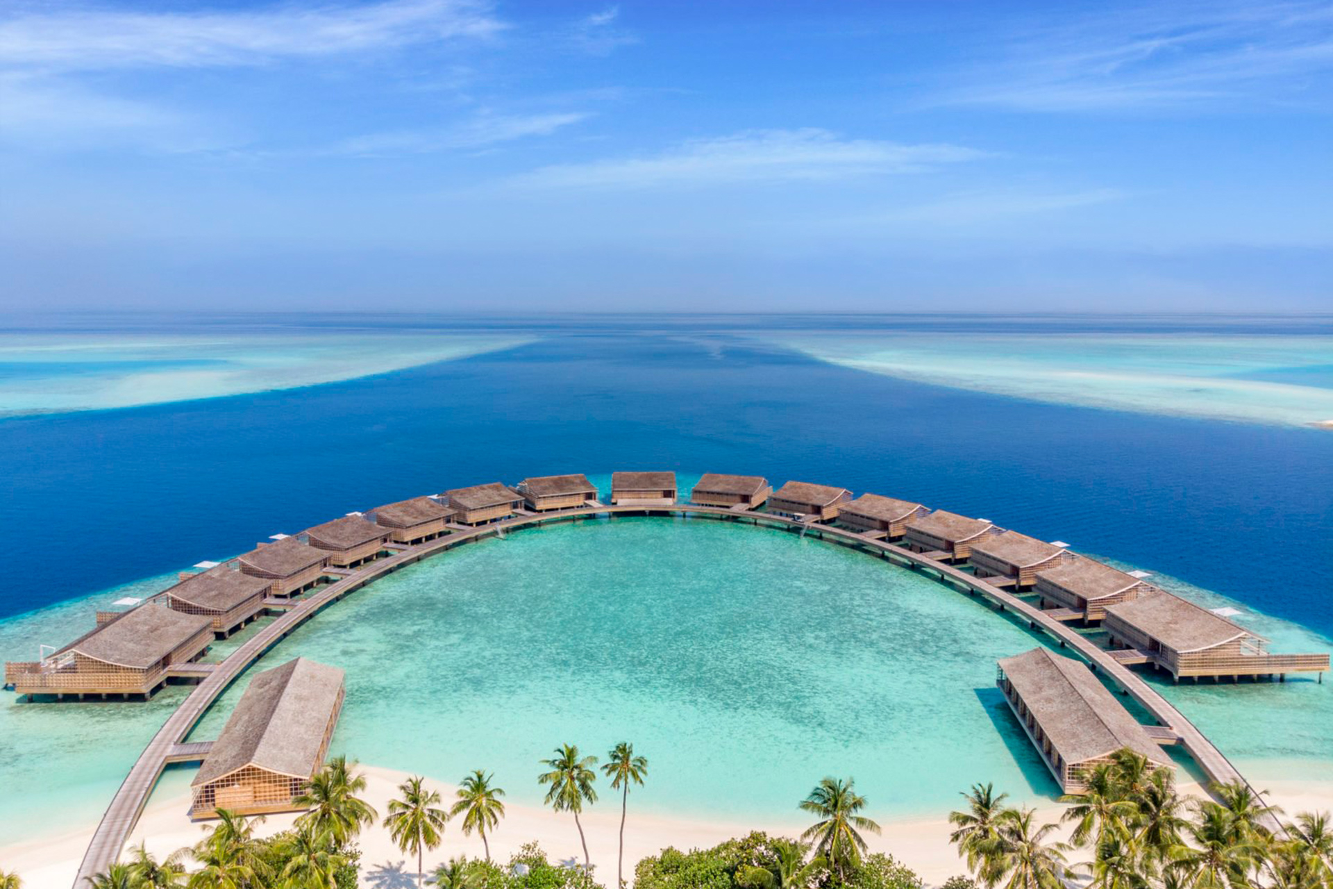 Kreisförmig angeordnete Wasservillen von oben