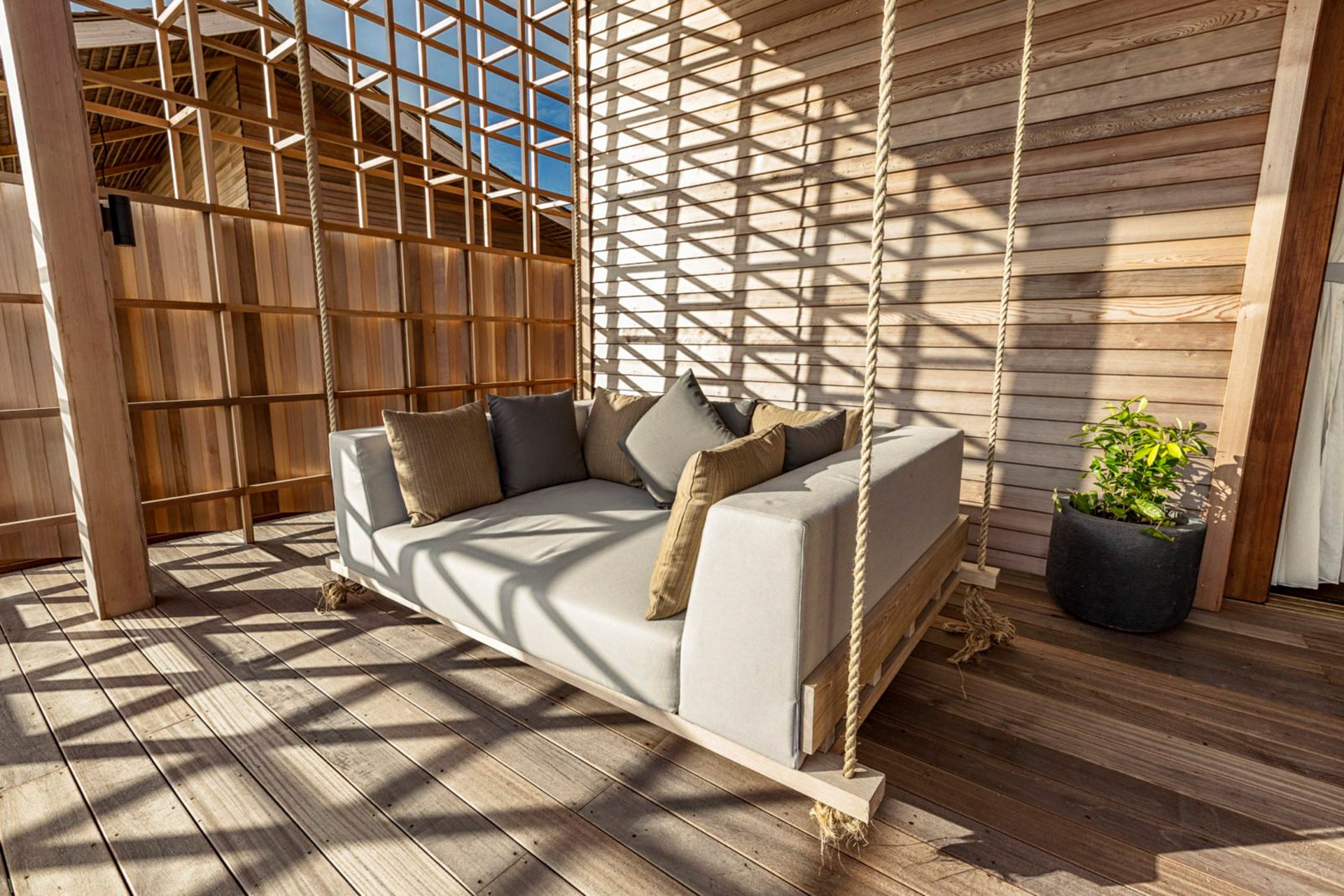 Hängendes Tagesbett auf einer Terrasse