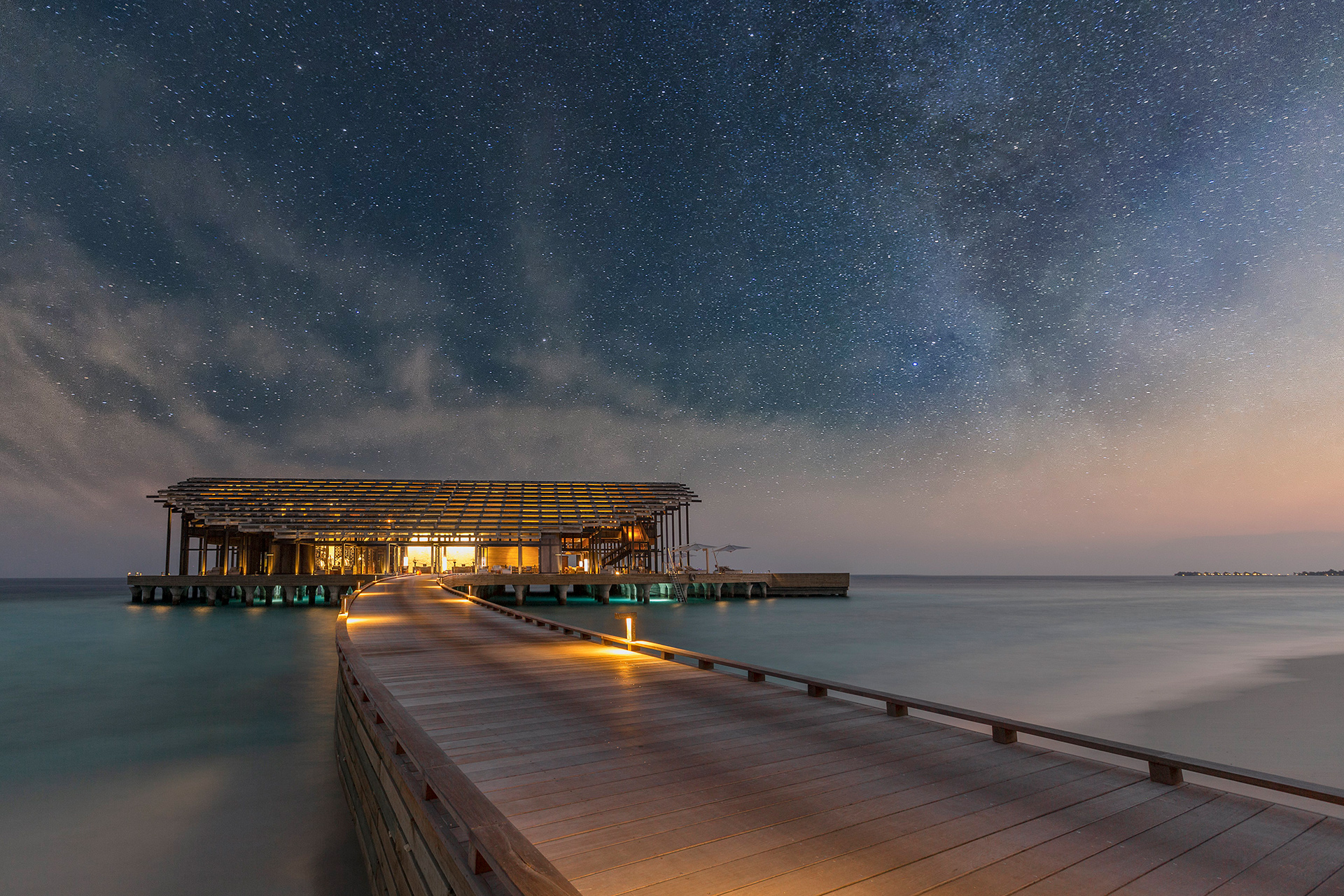 Beleuchtetes Gebäude über Meer bei Nacht