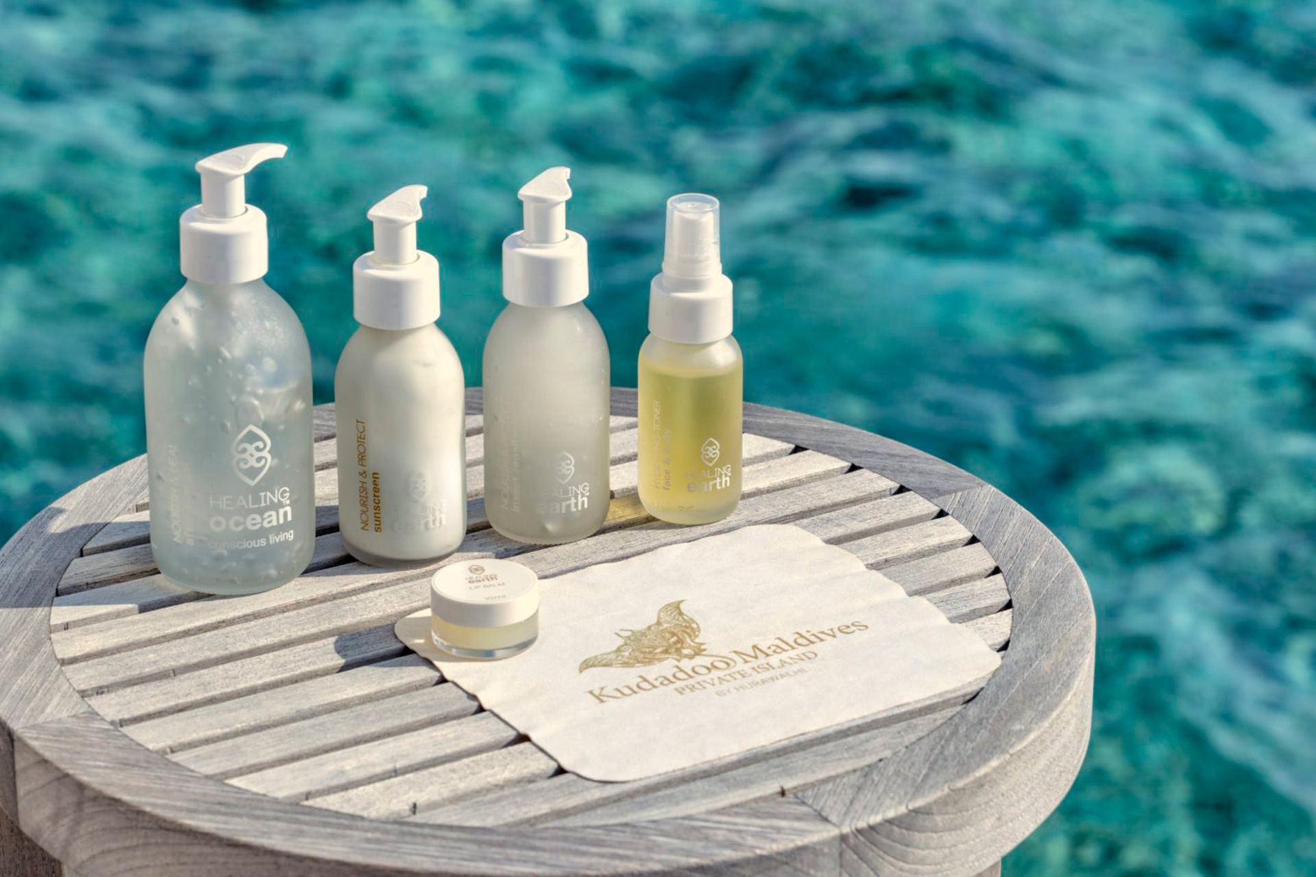 Einige Pflegeprodukte auf Holztisch