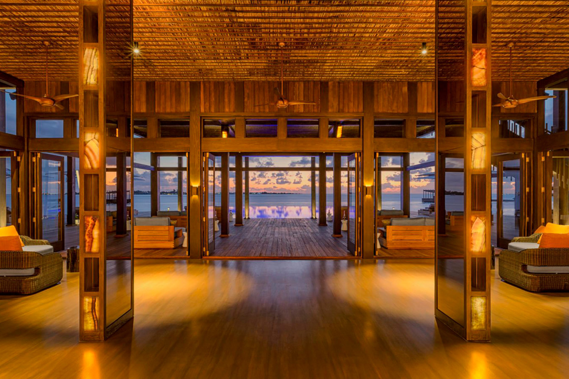 Innenbereich einer Bar am Abend