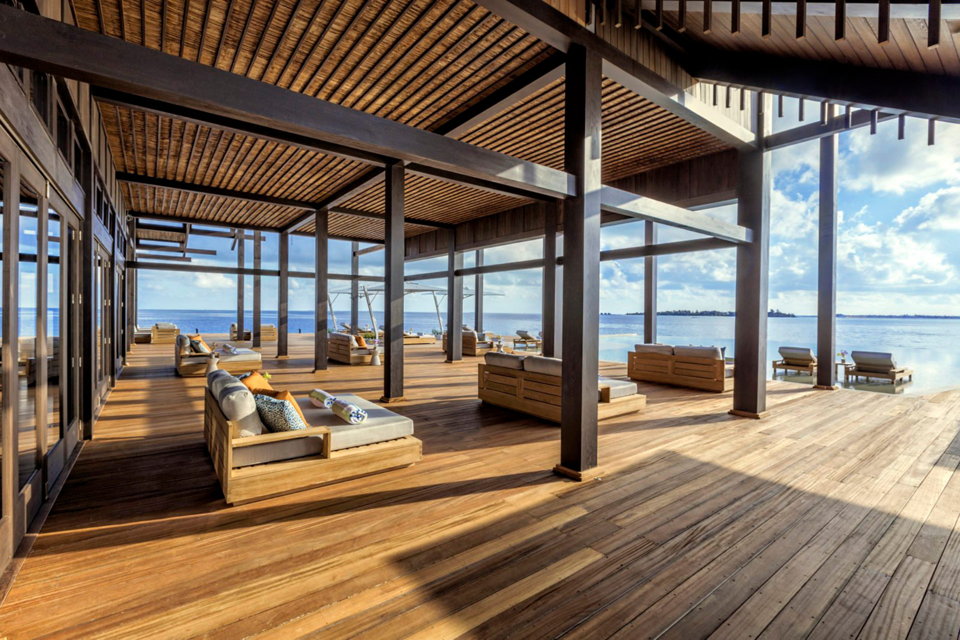 Aussenterrasse einer Bar mit Meerblick