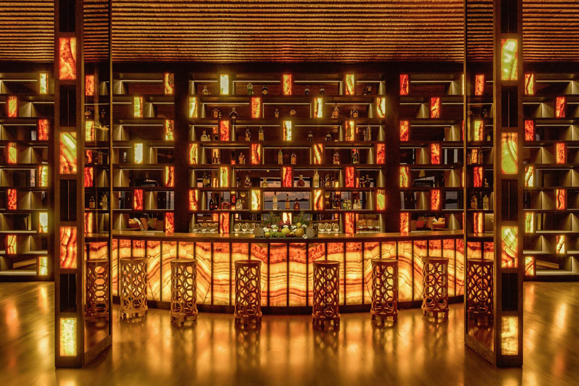 Edel beleuchteter Tresen einer Bar