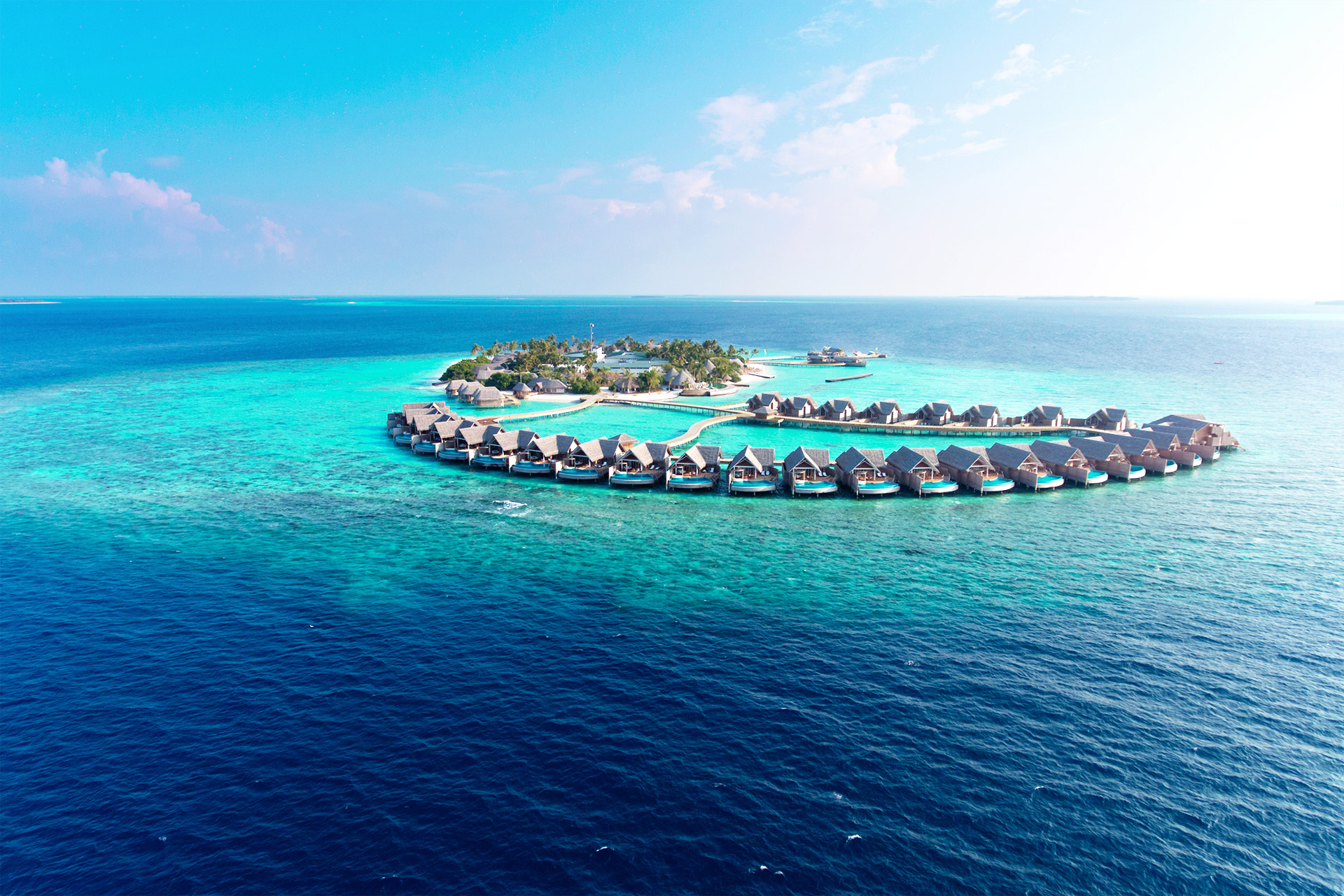 Rund angeordnete Wasservillen vor Inselresort