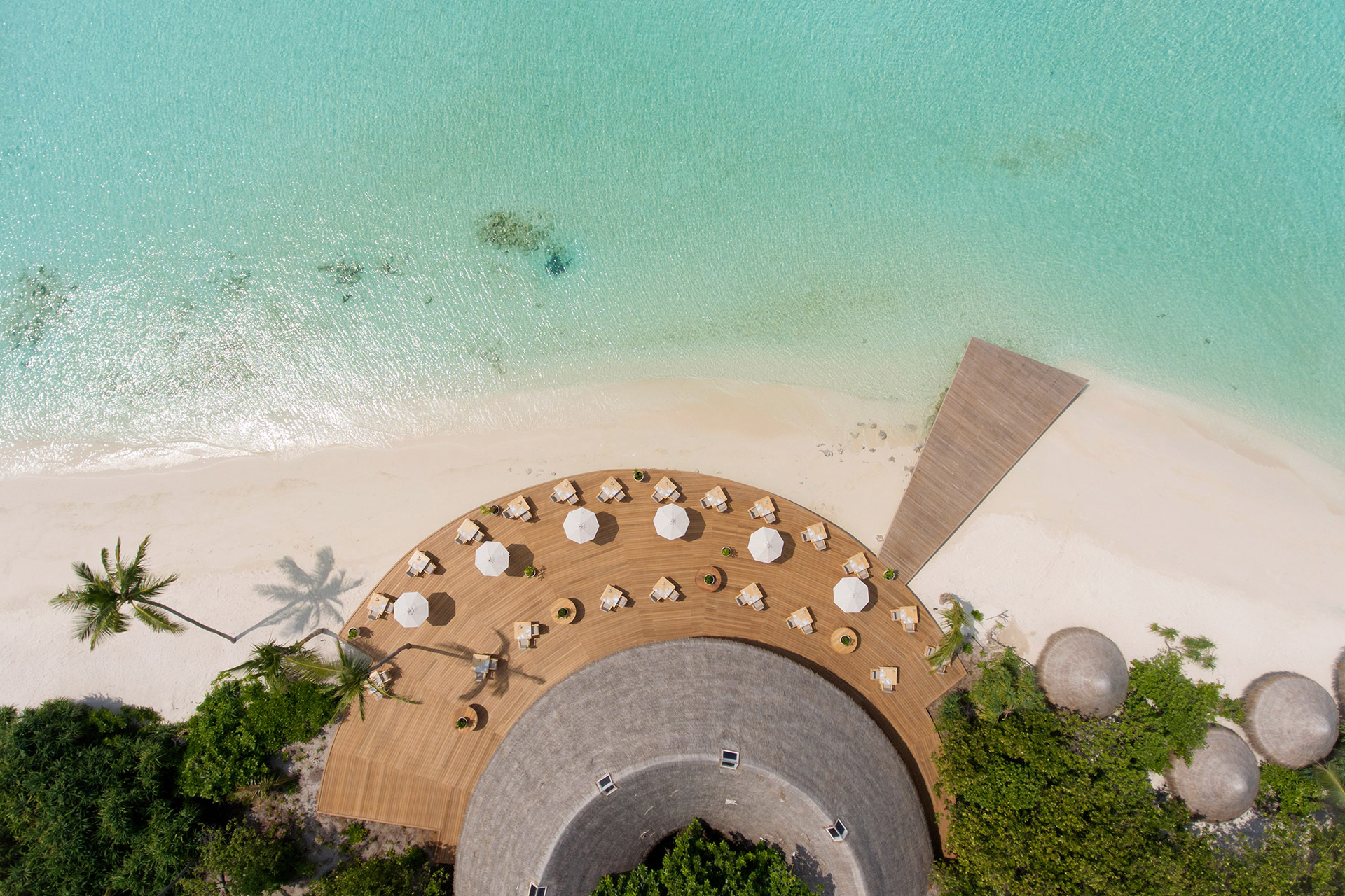 Blick von oben auf Strand mit Restaurant