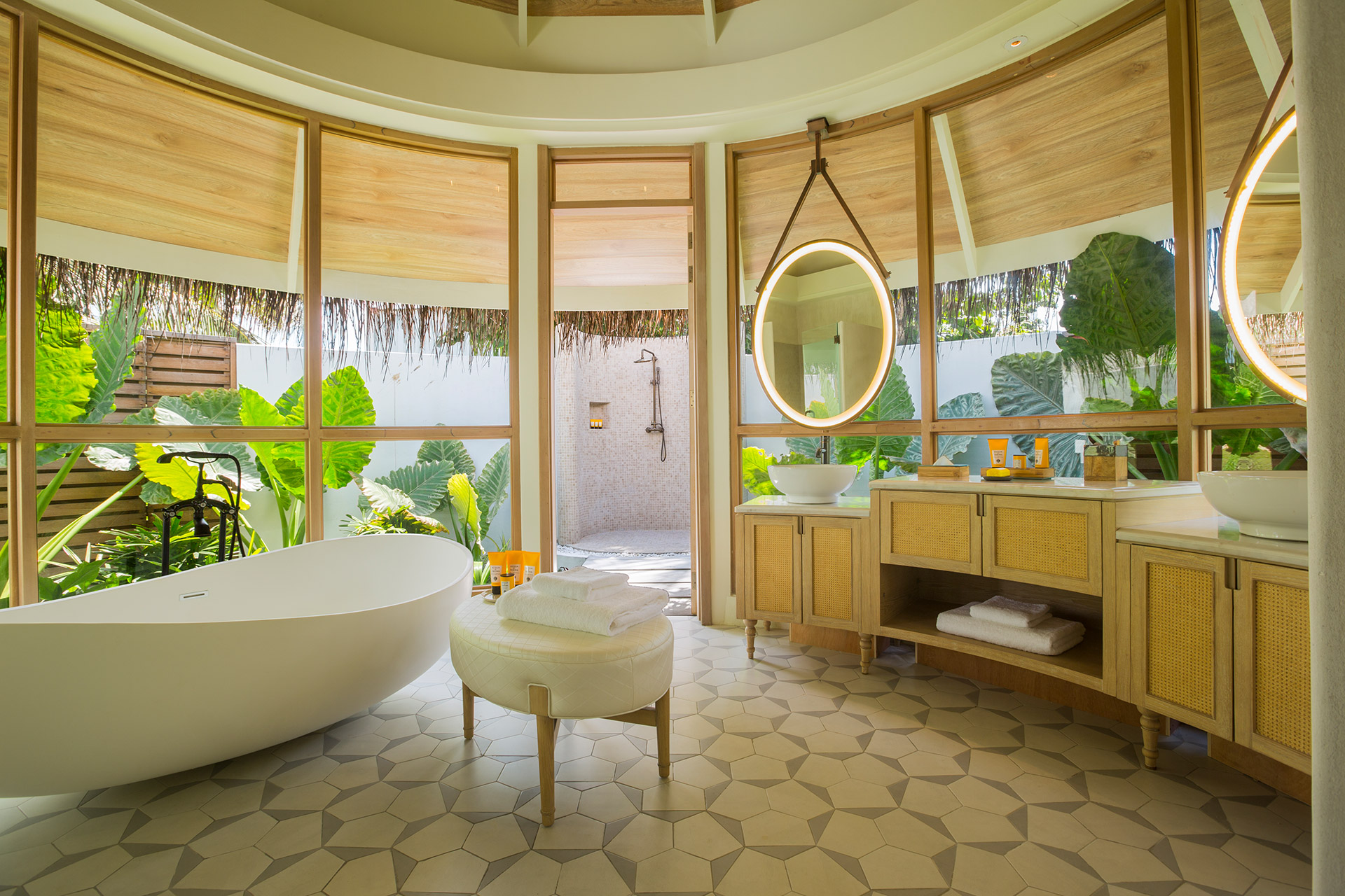 Badezimmer mit Wanne und Dusche im Freien