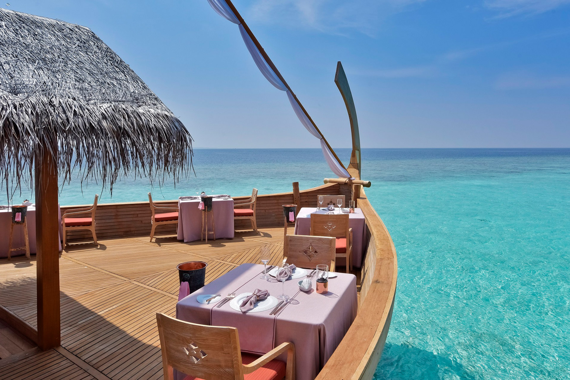 Esstische auf dem Deck eines Fischerbootes