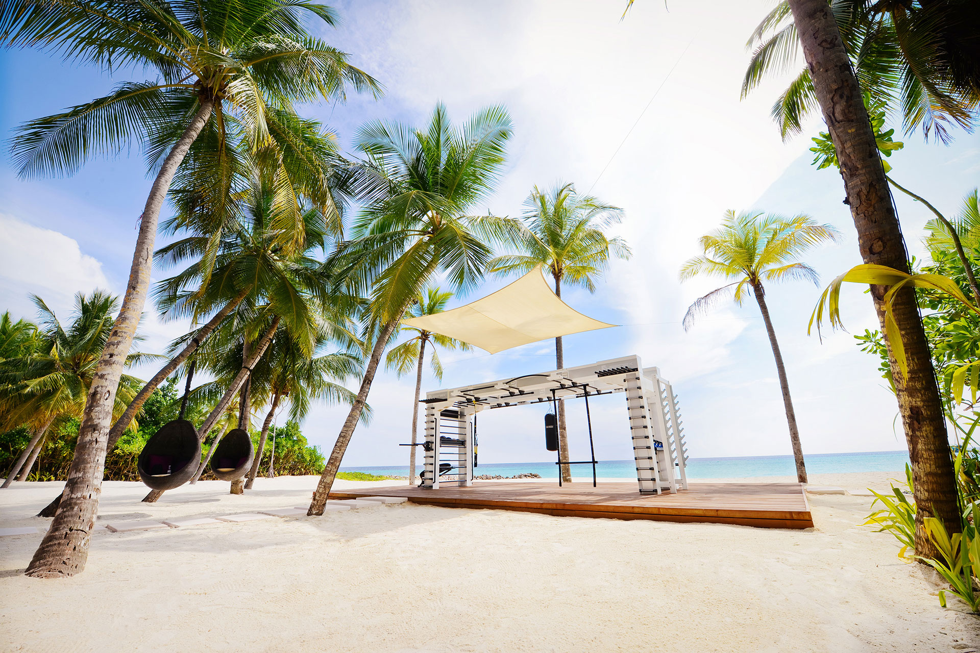 Fitnessbereich am Strand unter Palmen