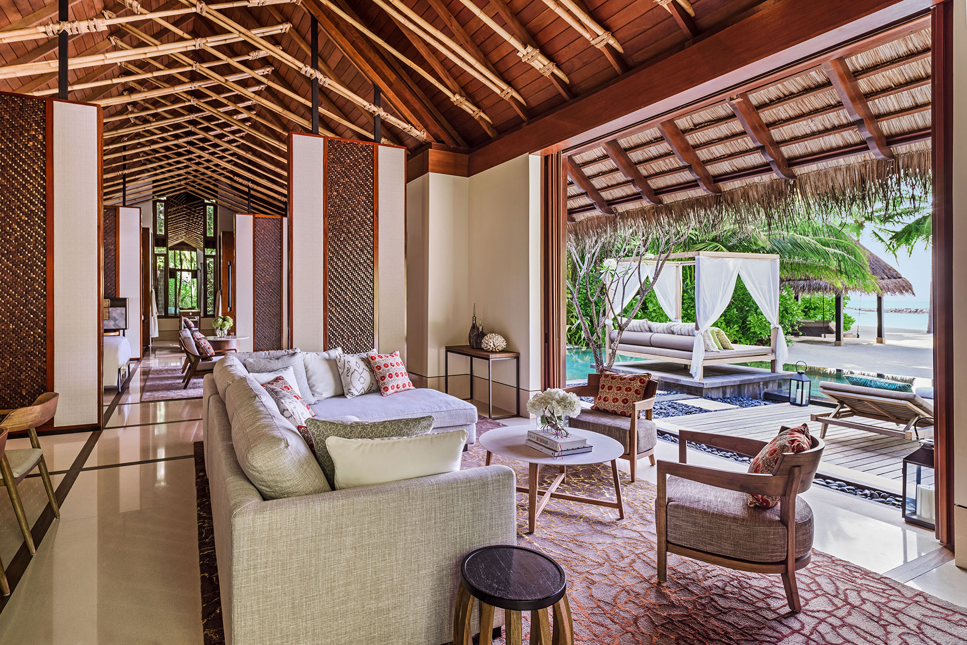 Wohnzimmer einer großen Strandvilla