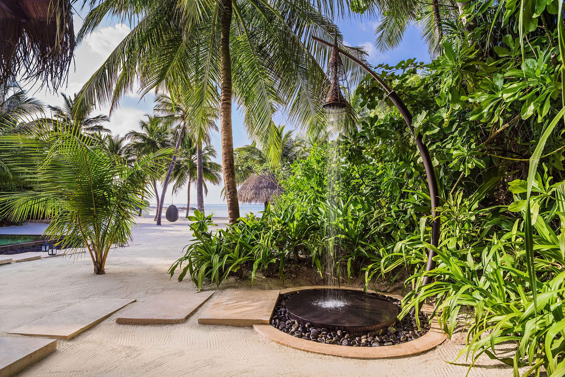 Outdoor Dusche im Garten einer Villa