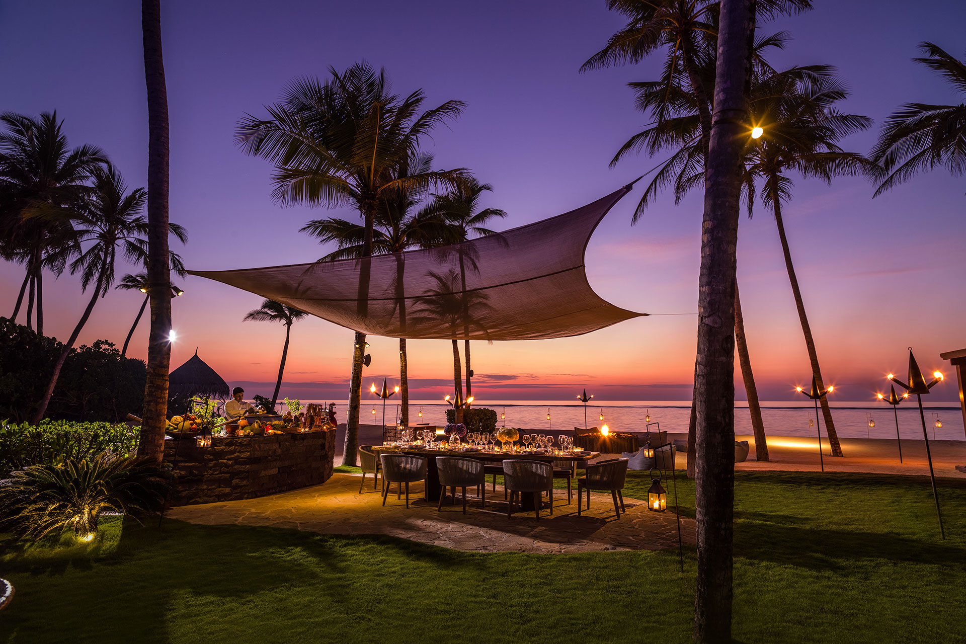 Gedeckter Esstisch am Strand in Abendstimmung