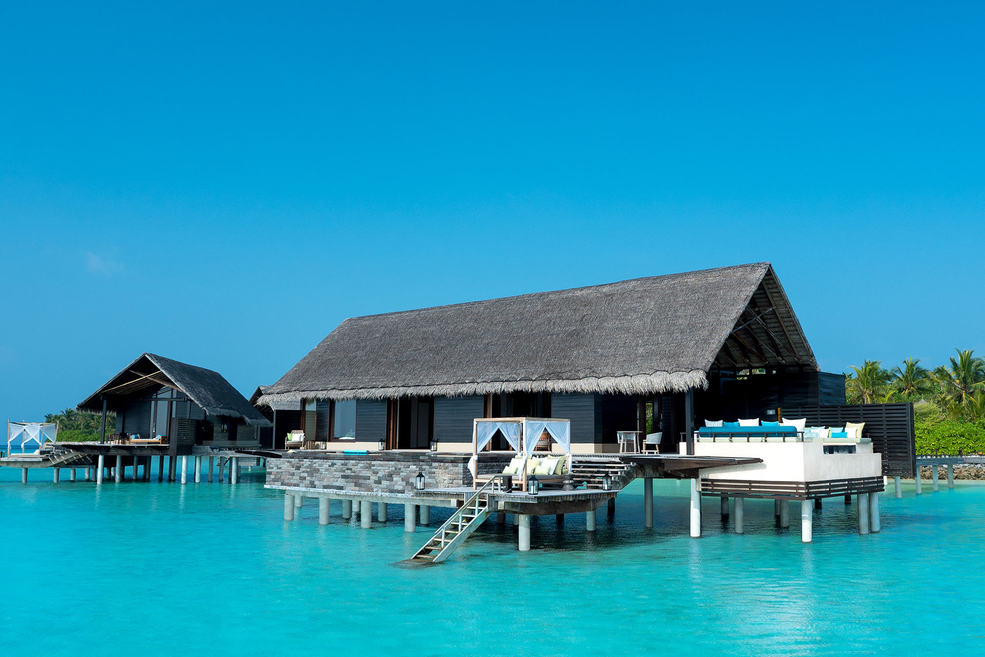 Exterieur einer Wasservilla mit Pooldeck