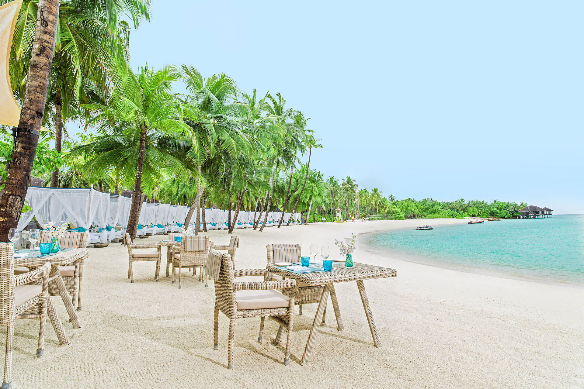 Restaurant am Strand mit Meerblick
