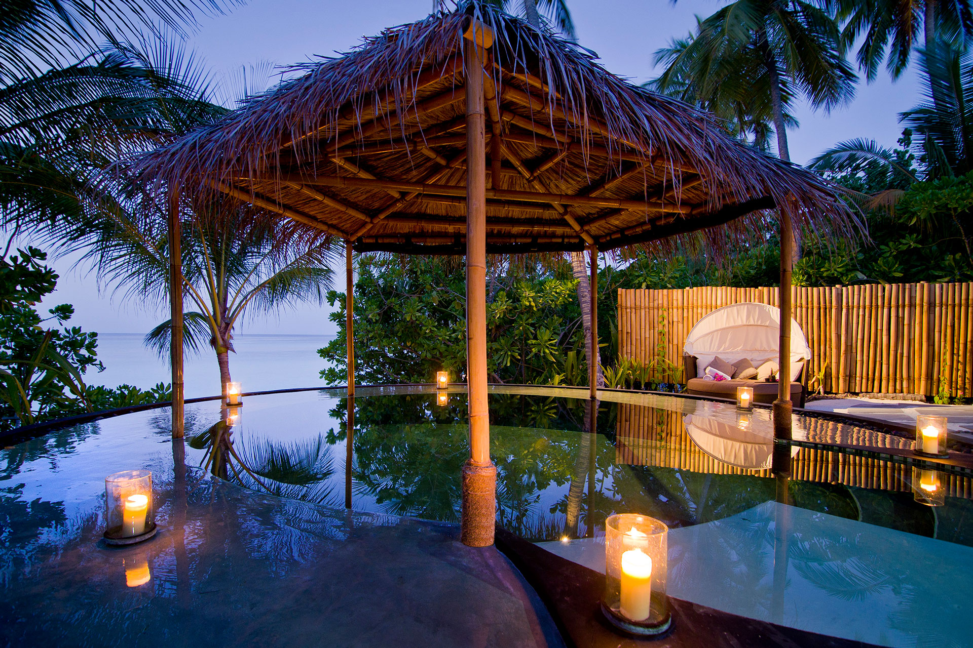 Überdachter Spa Pool mit Kerzen