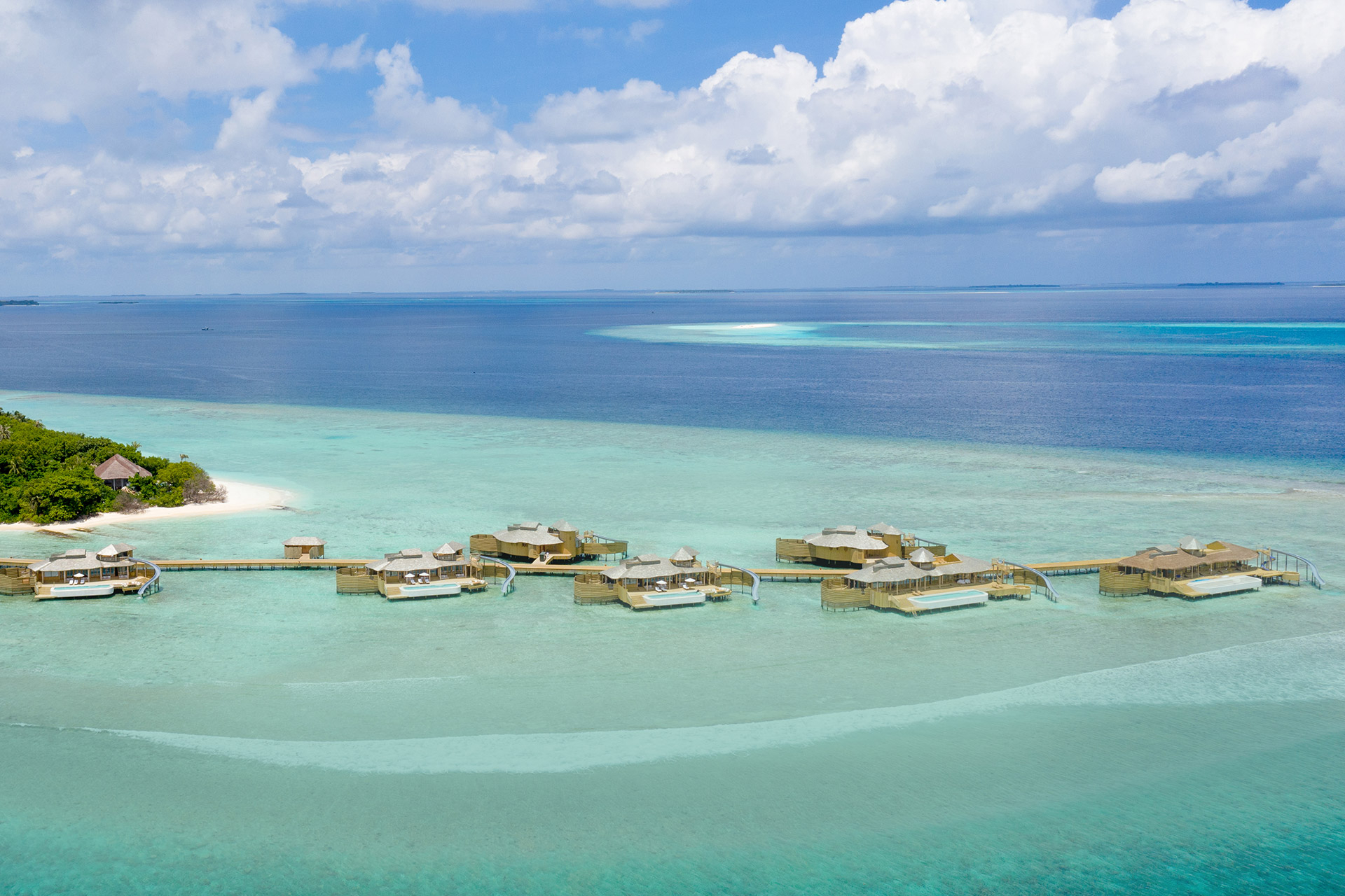 Wasservillen in Lagune vor Insel