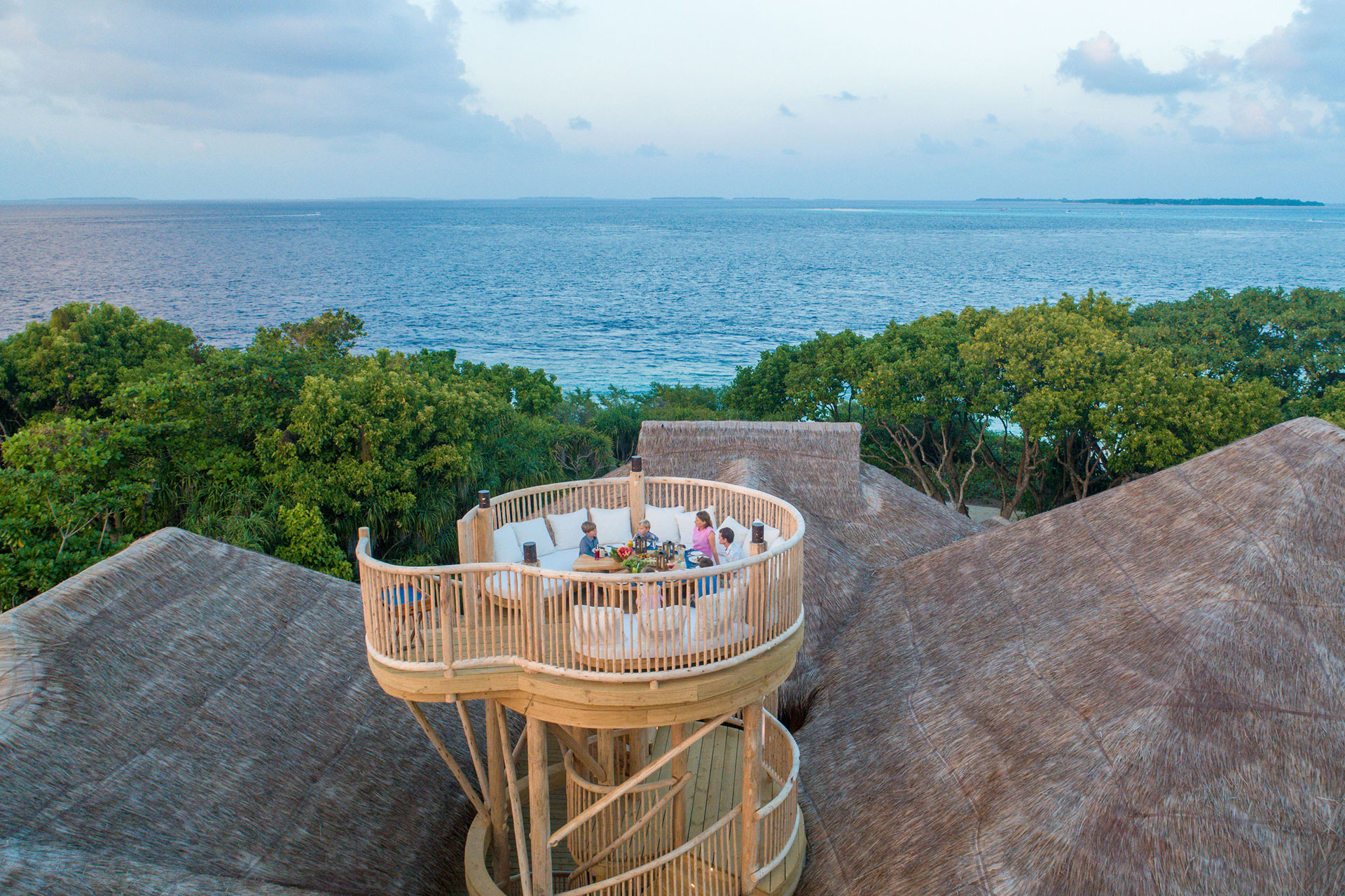 Essbereich auf Dach einer Villa