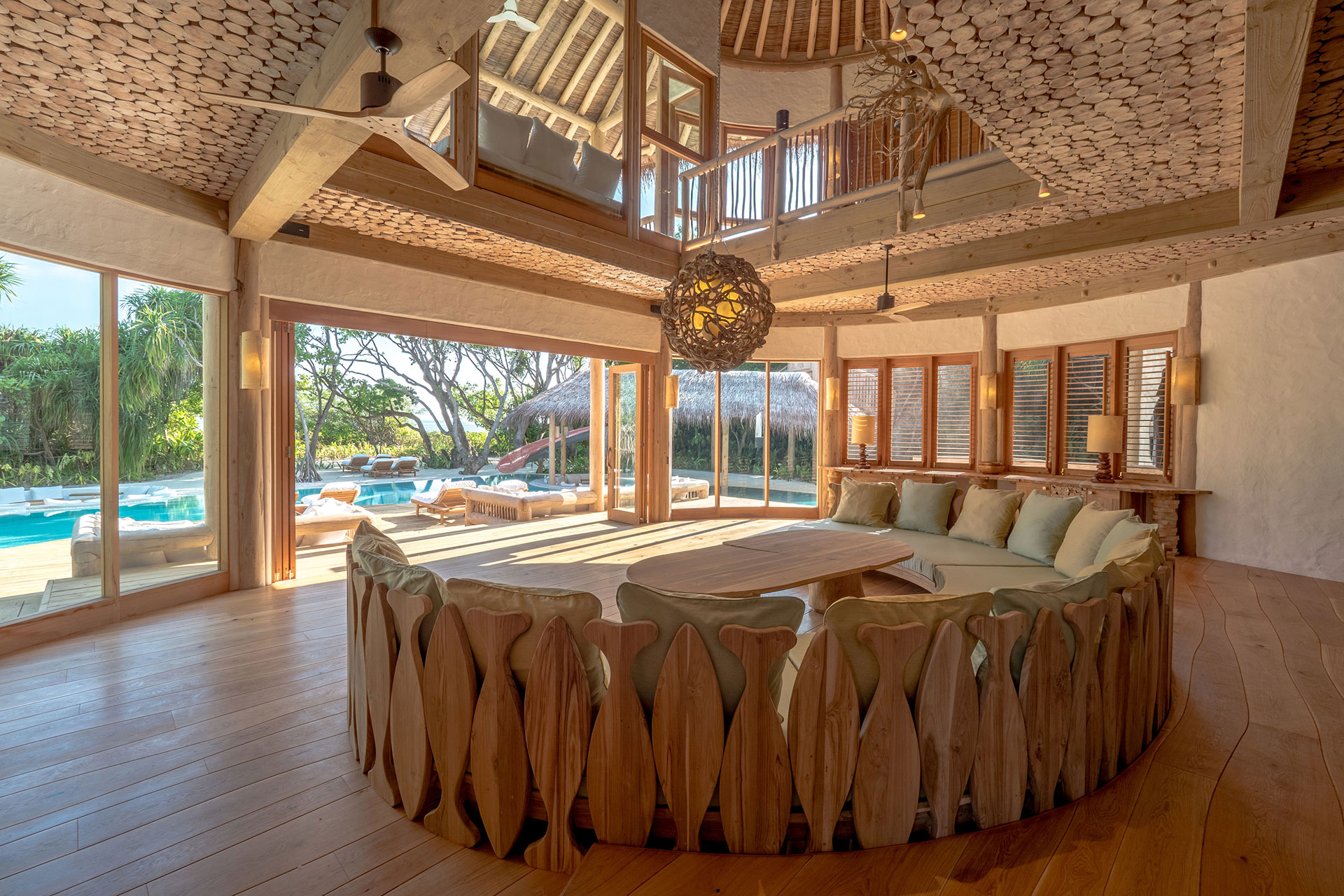 Blick von Wohnzimmer auf Garten und Pool