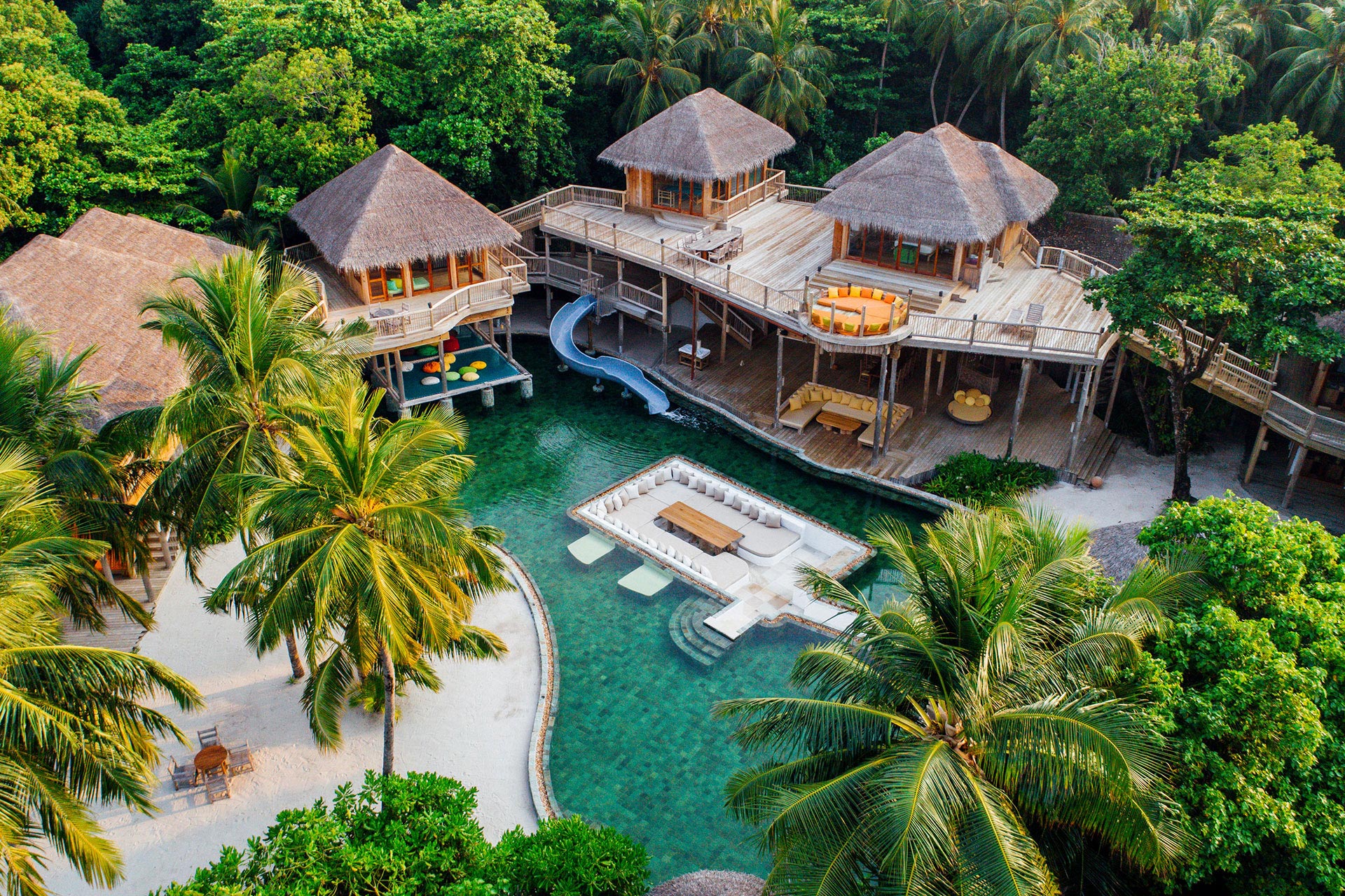 Sehr große Strandvilla aus Vogelperspektive