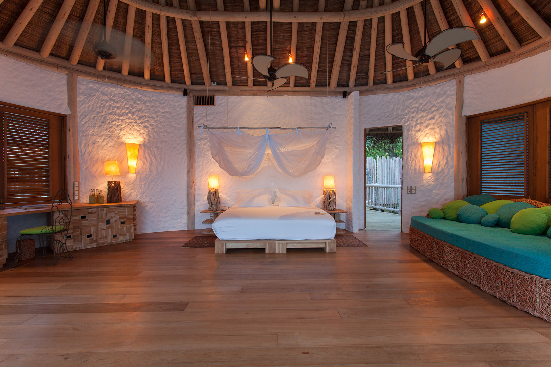 Großes Schlafzimmer mit viel Holz