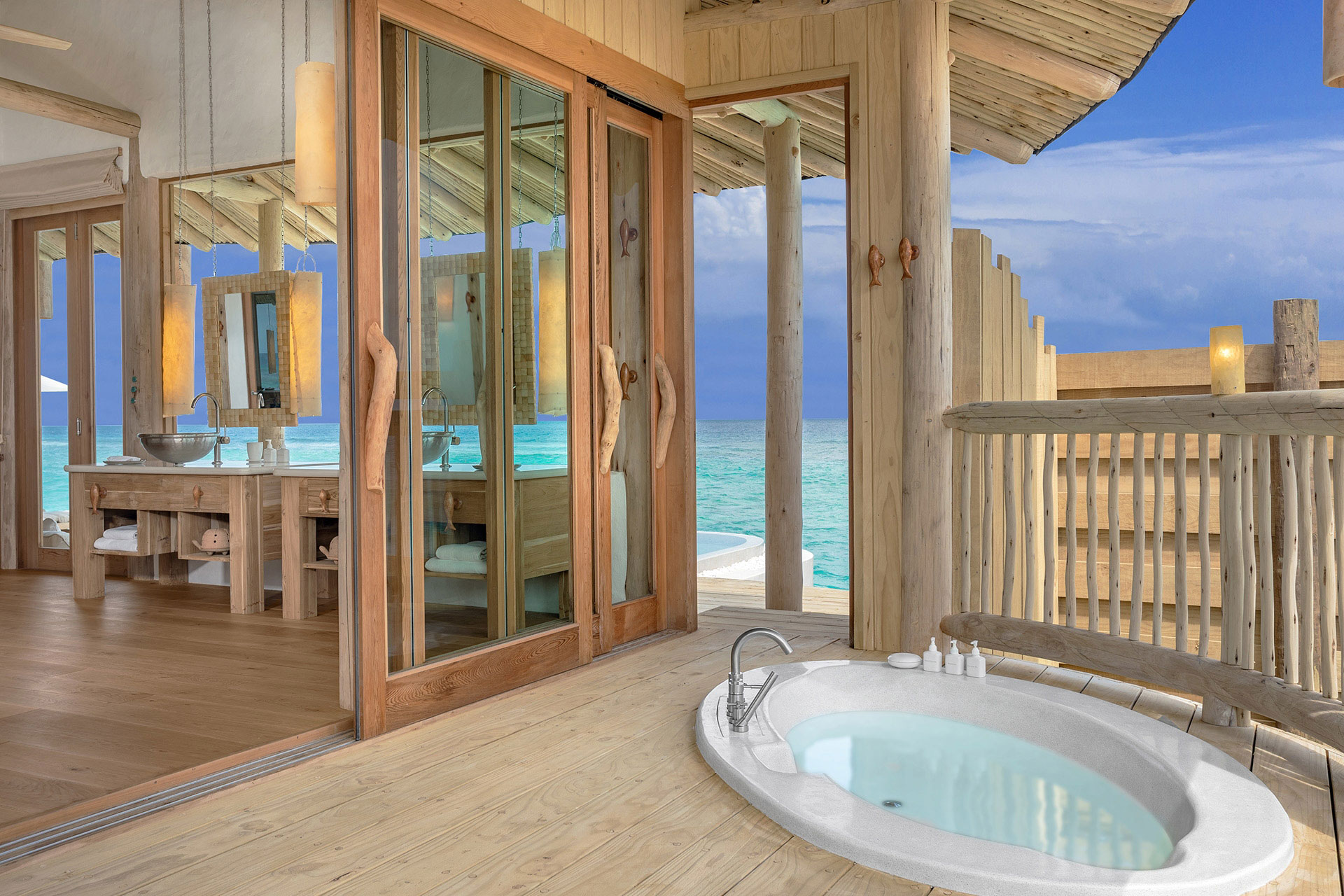 Badewanne auf Terrasse einer Wasservilla