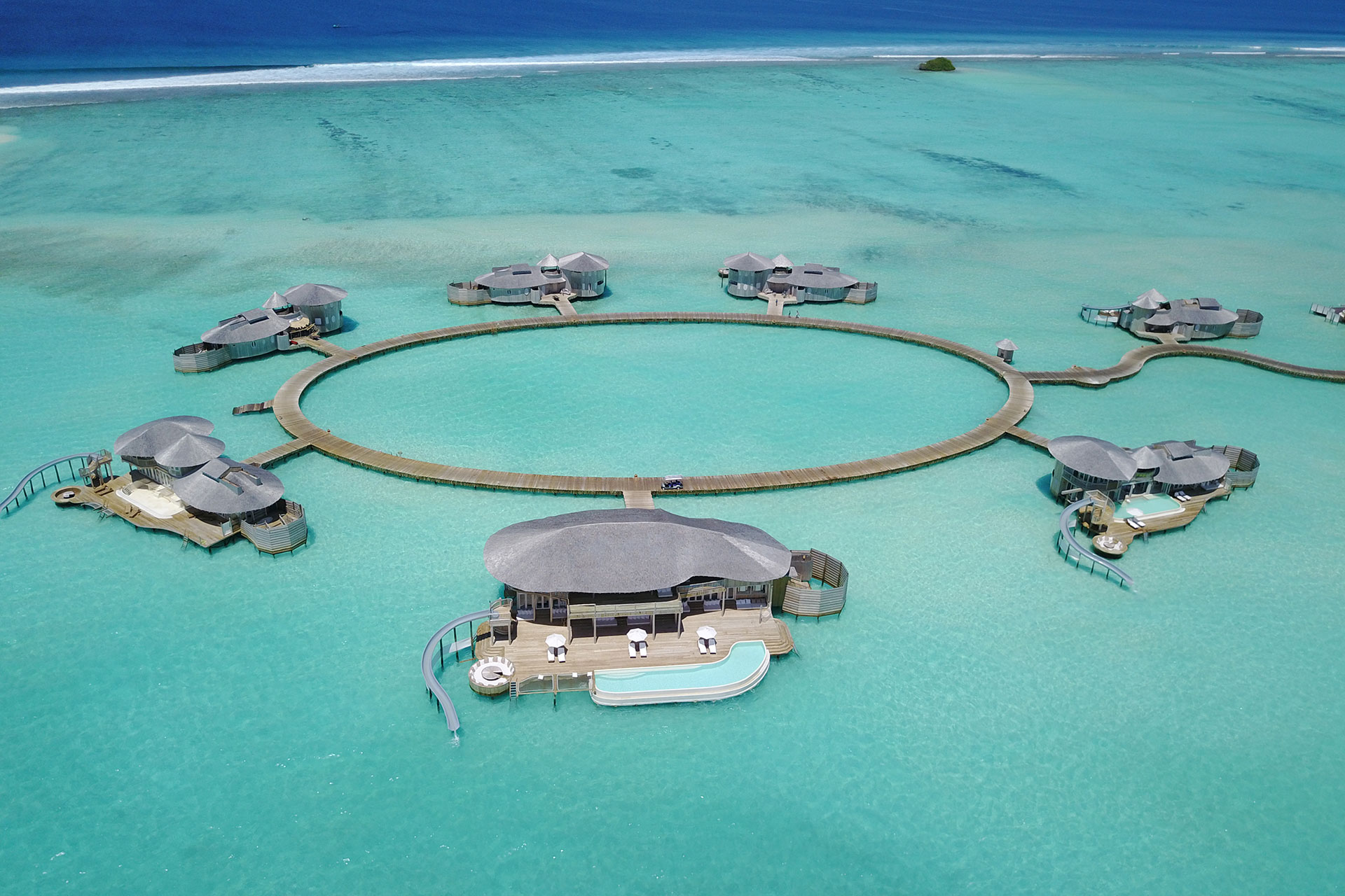 Kreisförmig angeordnete Wasser Villen von oben