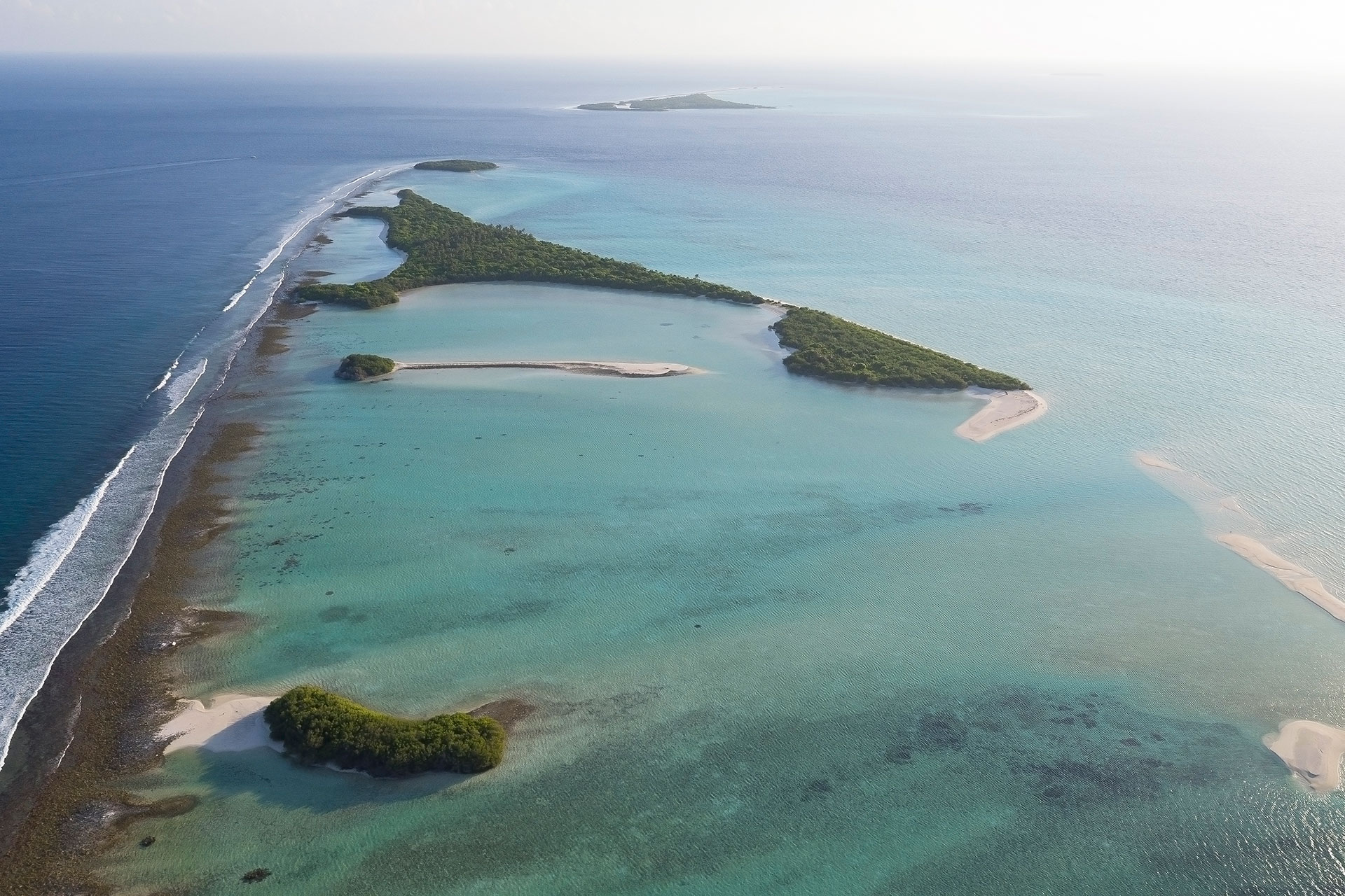 Mehrere palmenbewachsene Inseln hintereinander