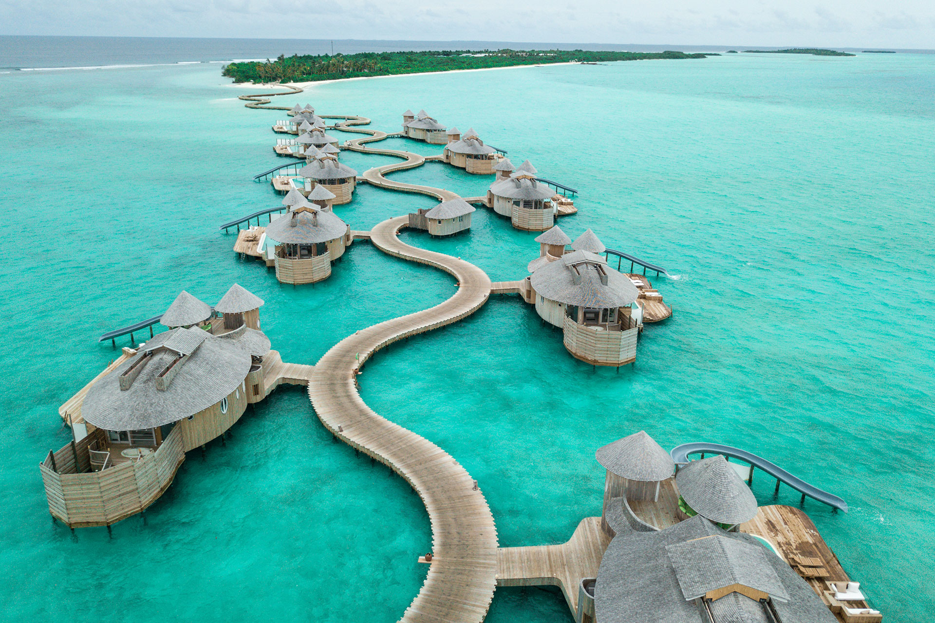 Wasservillen an geschwungenem Holzsteg