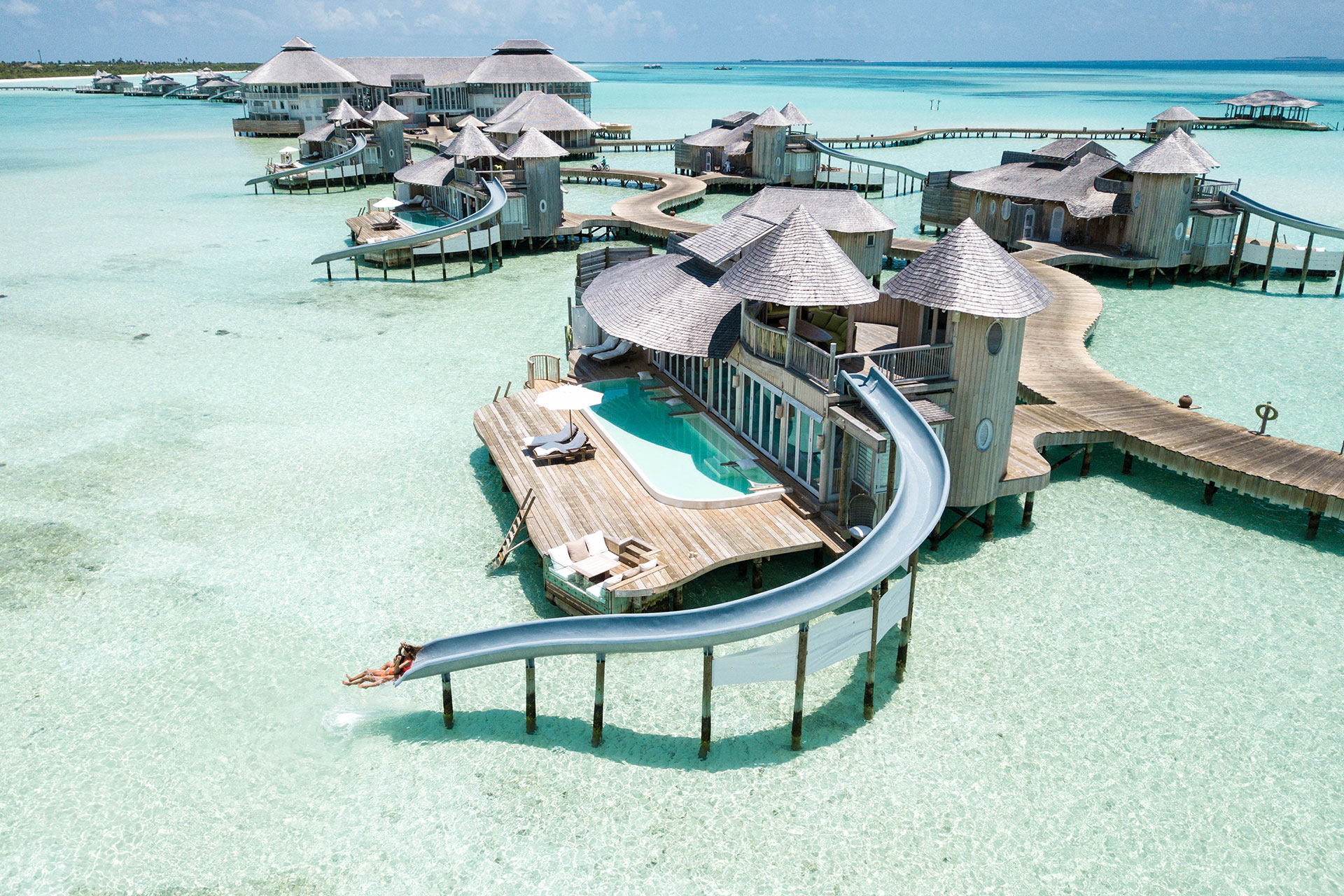 Wasservilla mit Rutsche aus Vogelperspektive