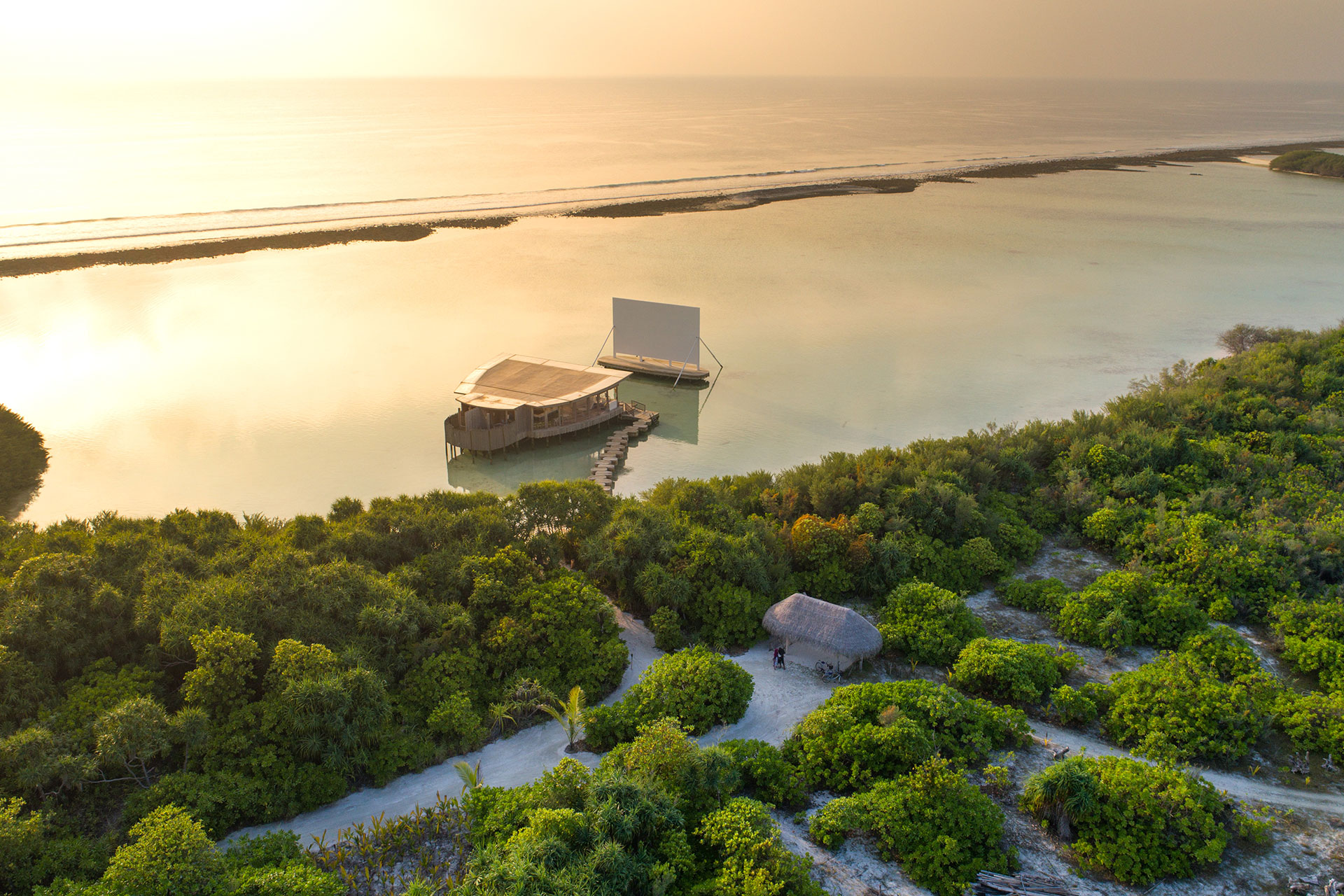 Großes Outdoor Kino auf dem Meer