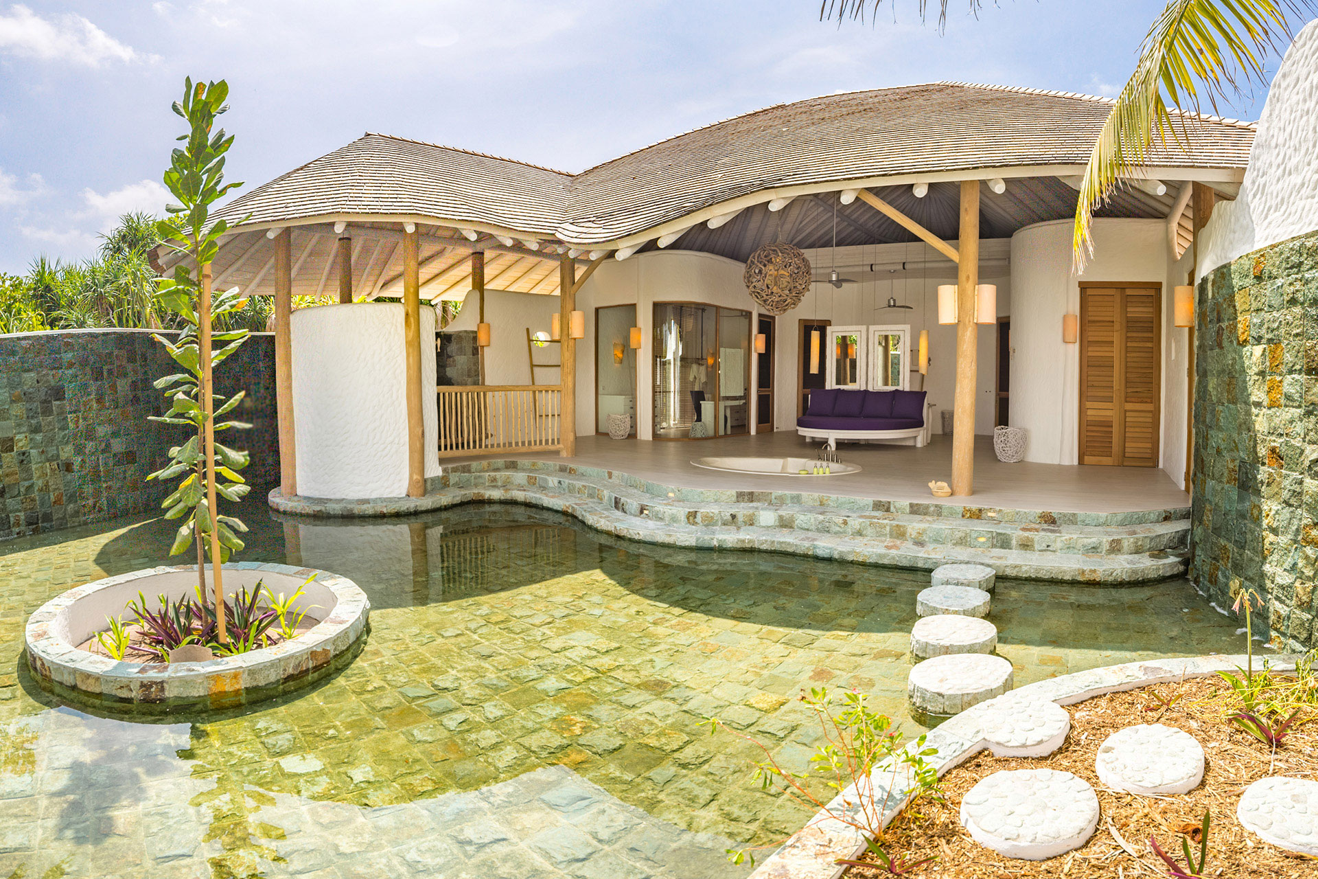 Wassergarten umsäumt offenes Badezimmer