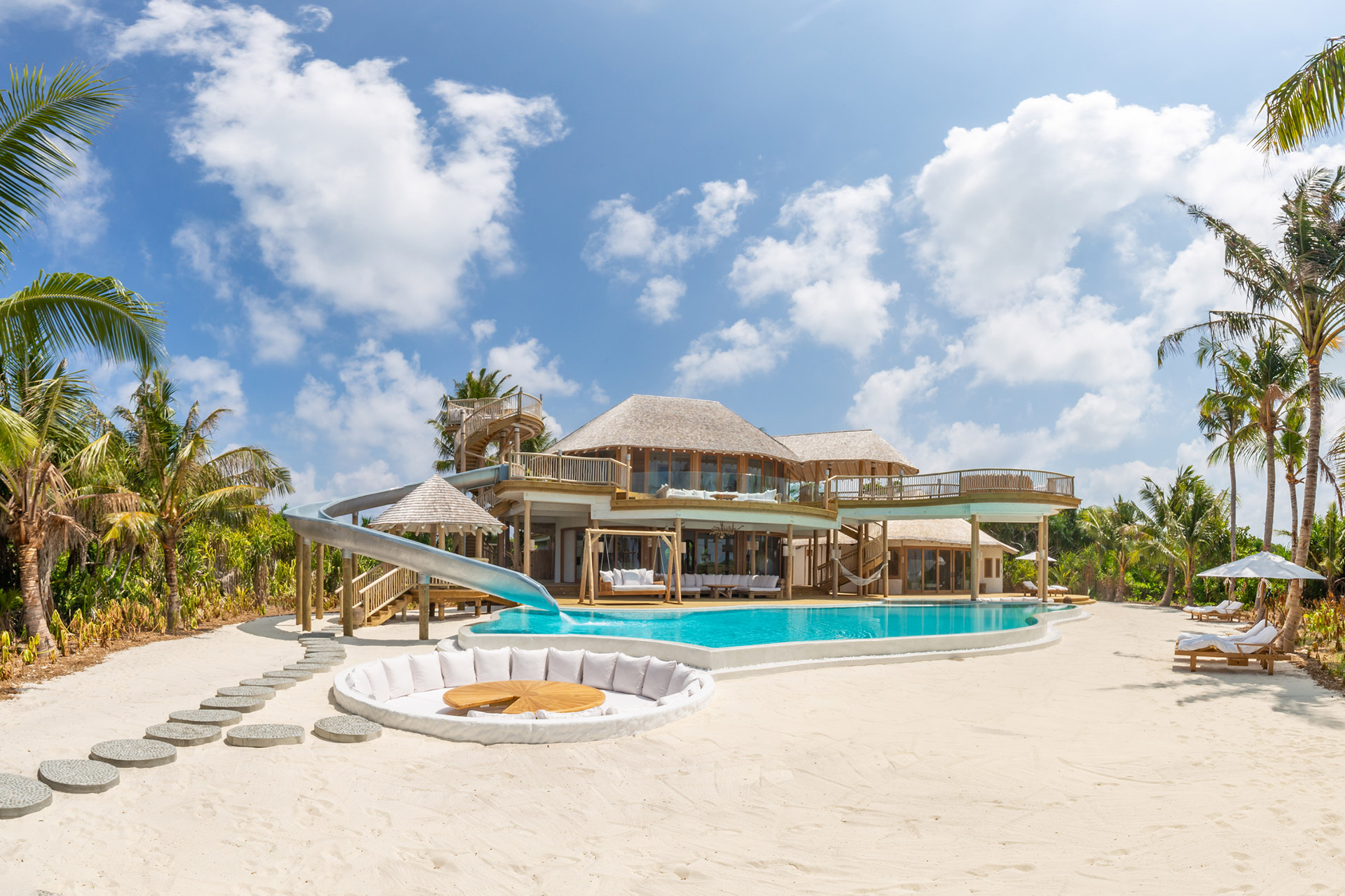 Strandgarten einer großen Villa