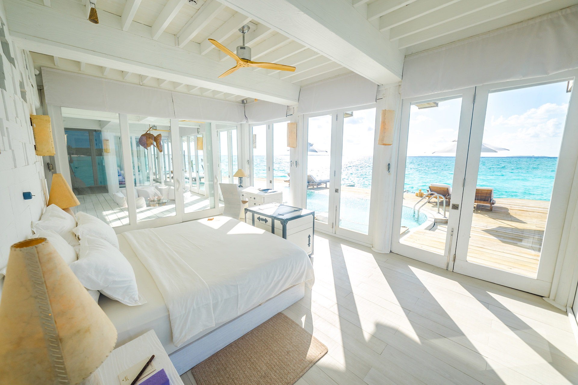 Schlafzimmer mit hellem Interieur