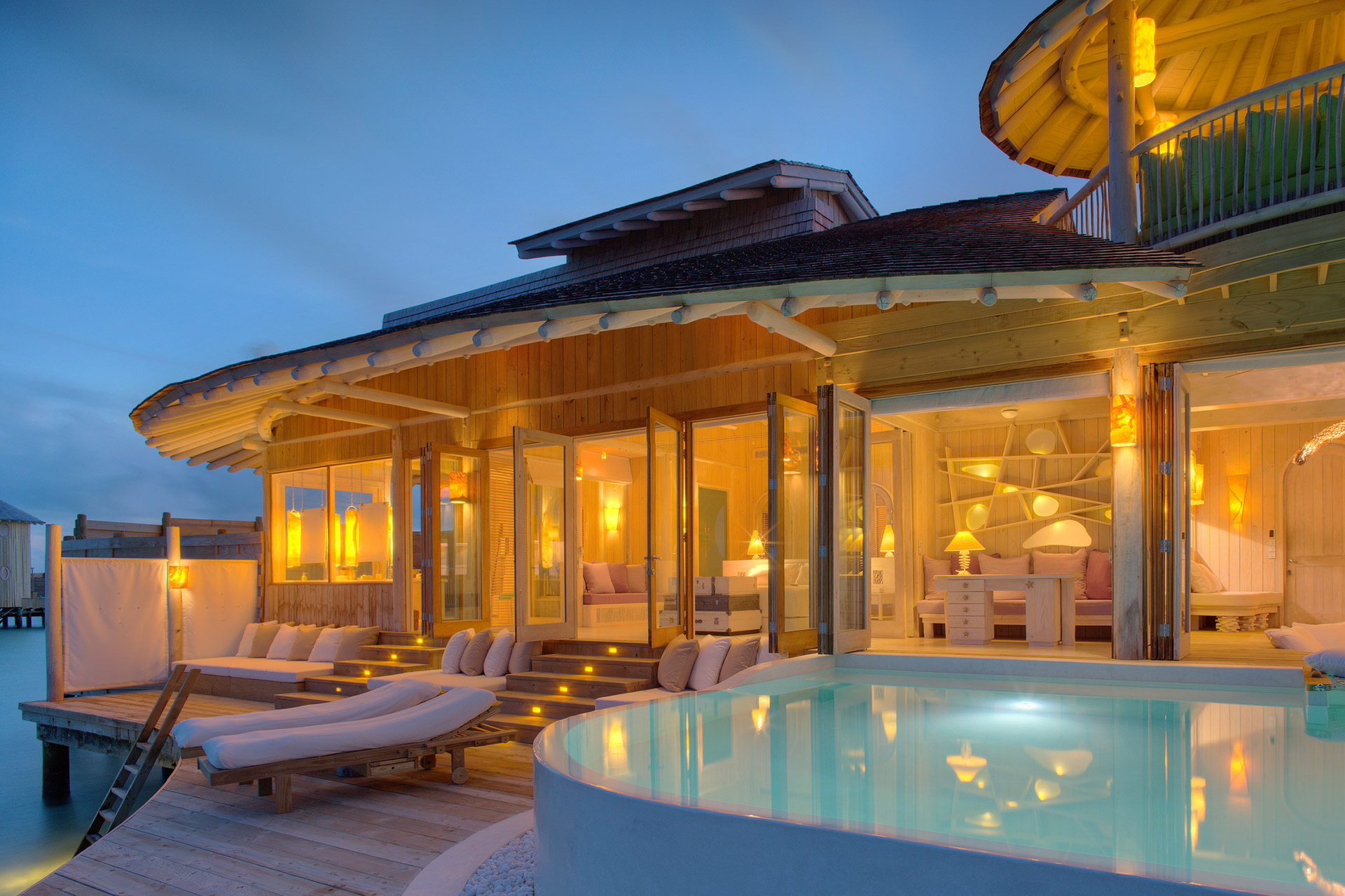 Beleuchtete Wasservilla mit Pool