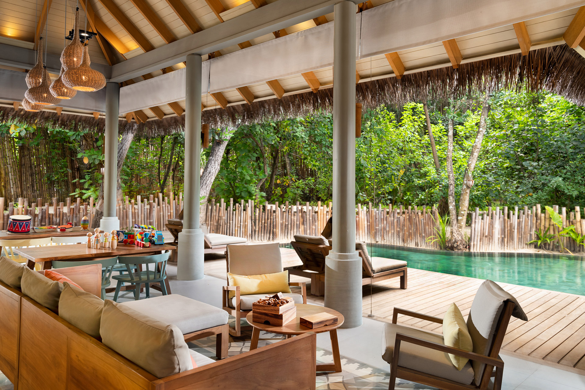 Überdachte Lounge mit Spielen